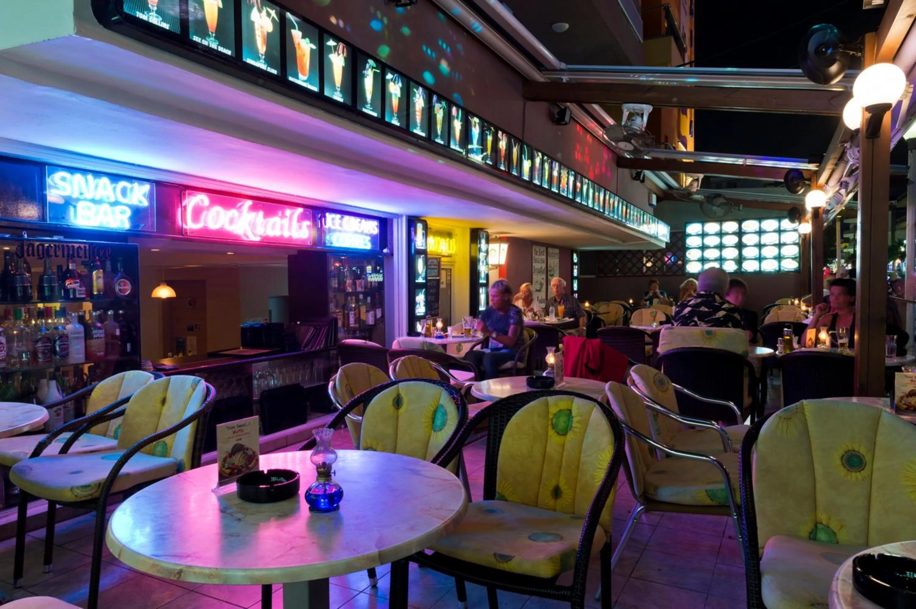 Lounge or bar, Restaurant/Places to Eat in Amaryllis Hotel