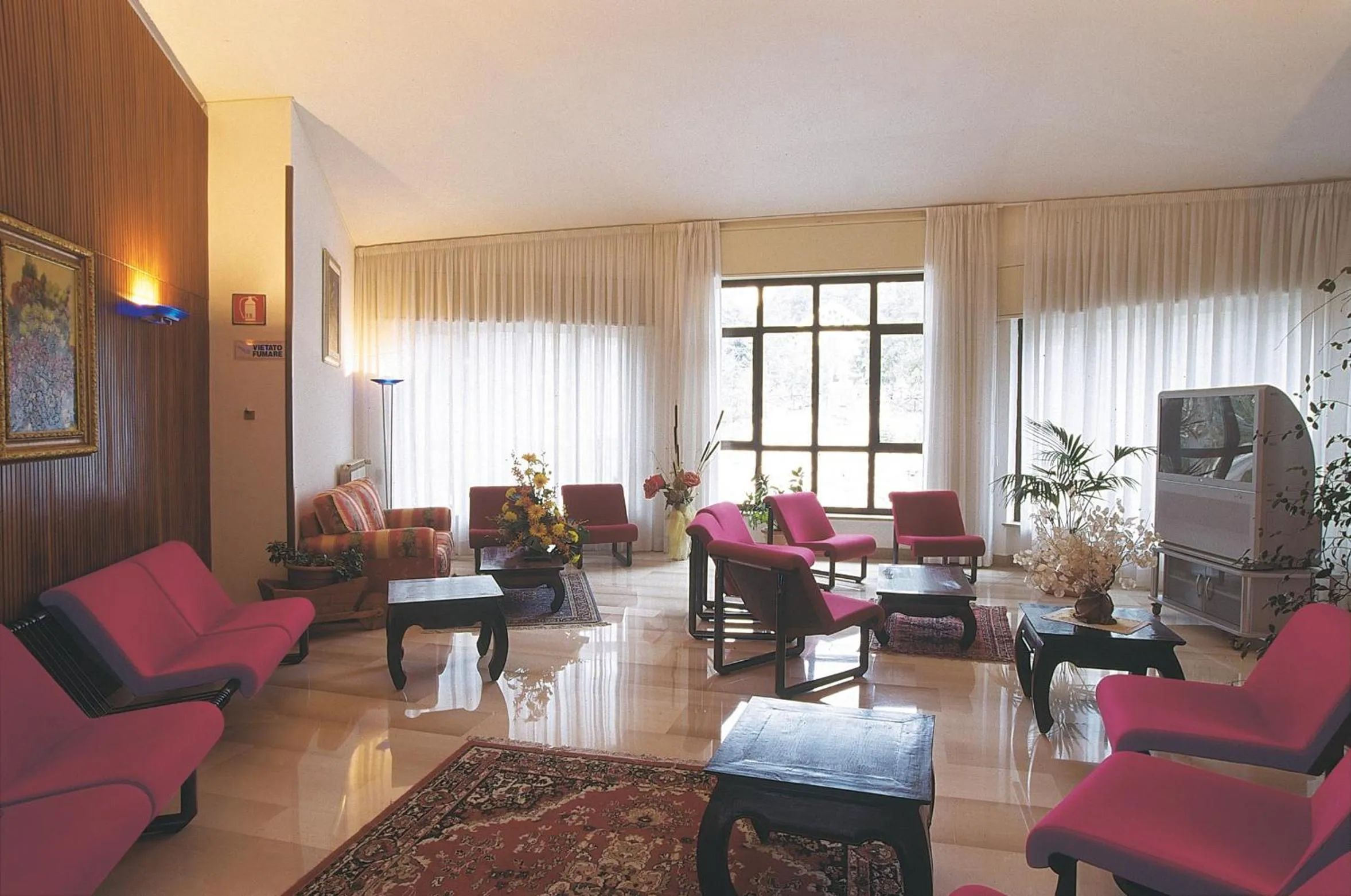 Communal lounge/ TV room in Cipriani Park Hotel