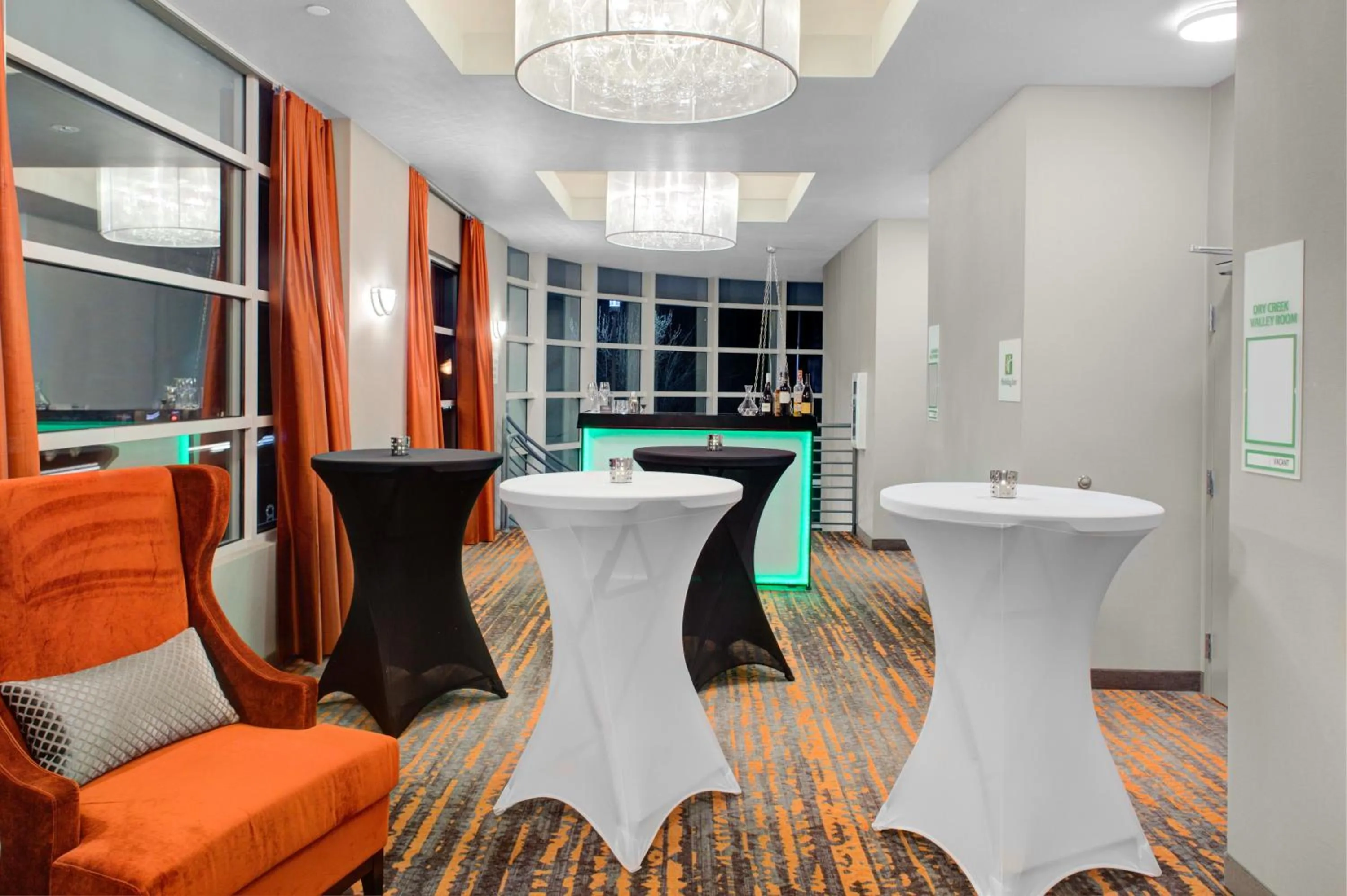 Meeting/conference room in Holiday Inn Windsor - Wine Country by IHG