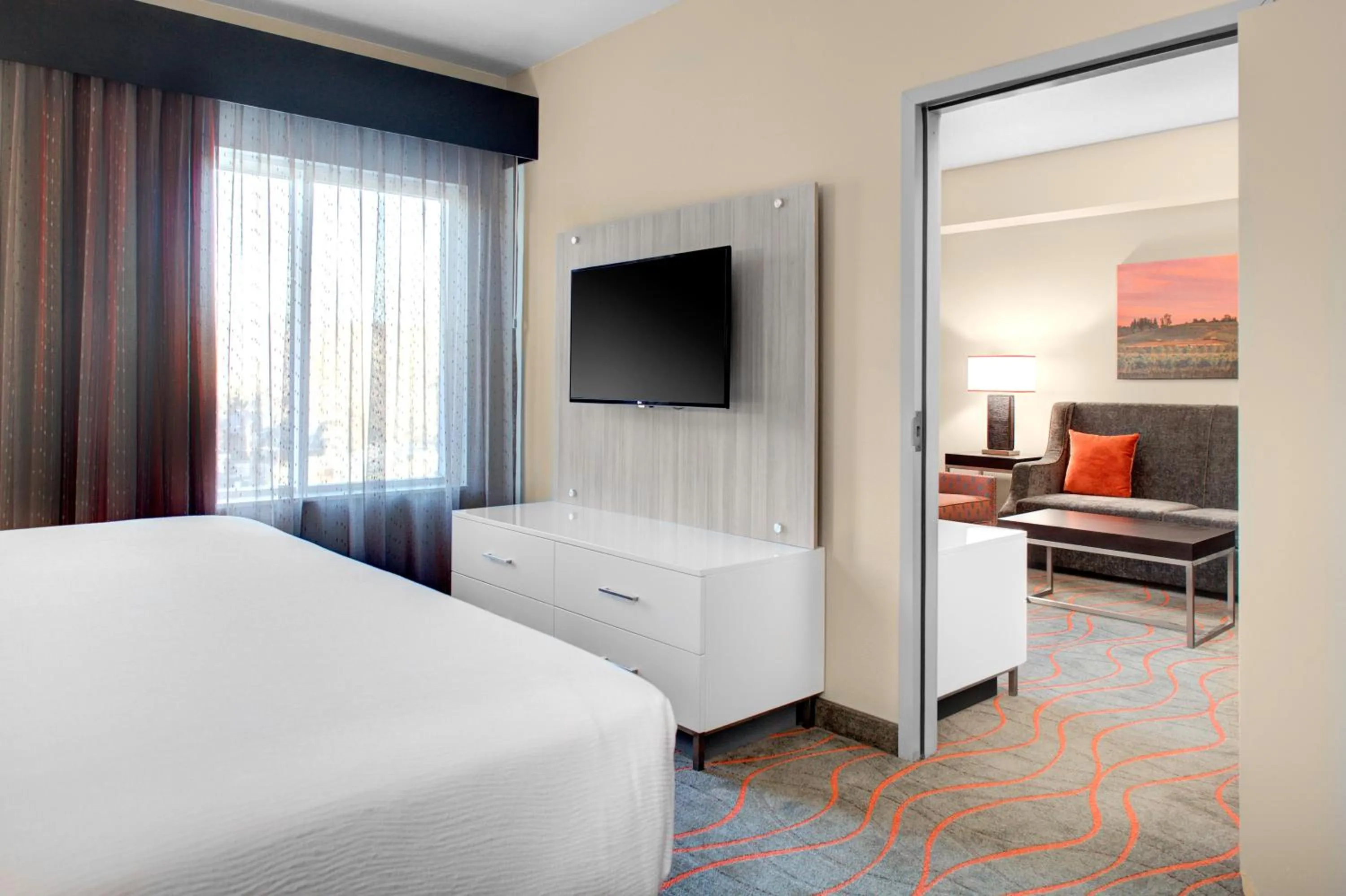 Photo of the whole room, Bed in Holiday Inn Windsor - Wine Country by IHG