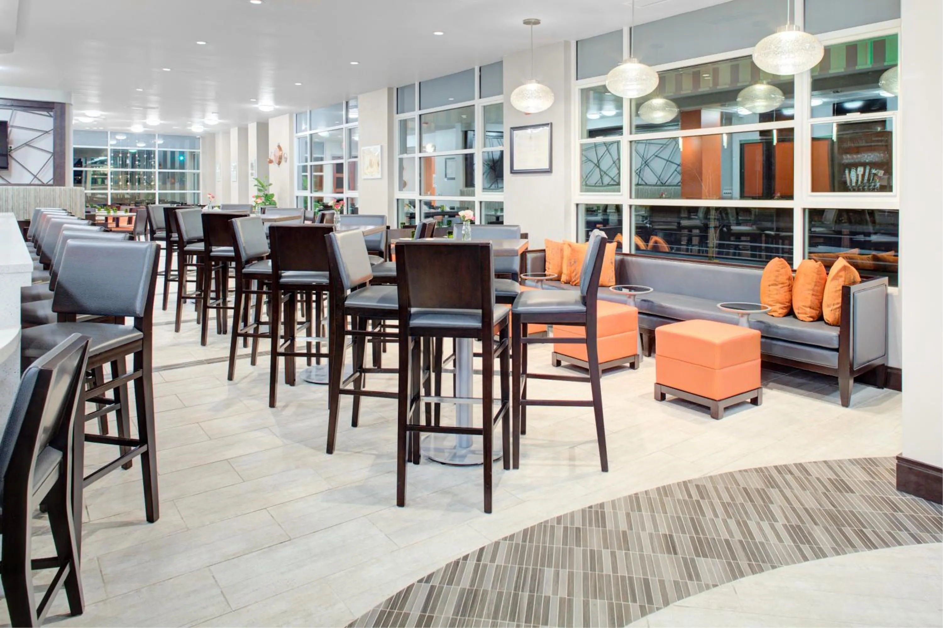 Lounge or bar in Holiday Inn Windsor - Wine Country by IHG