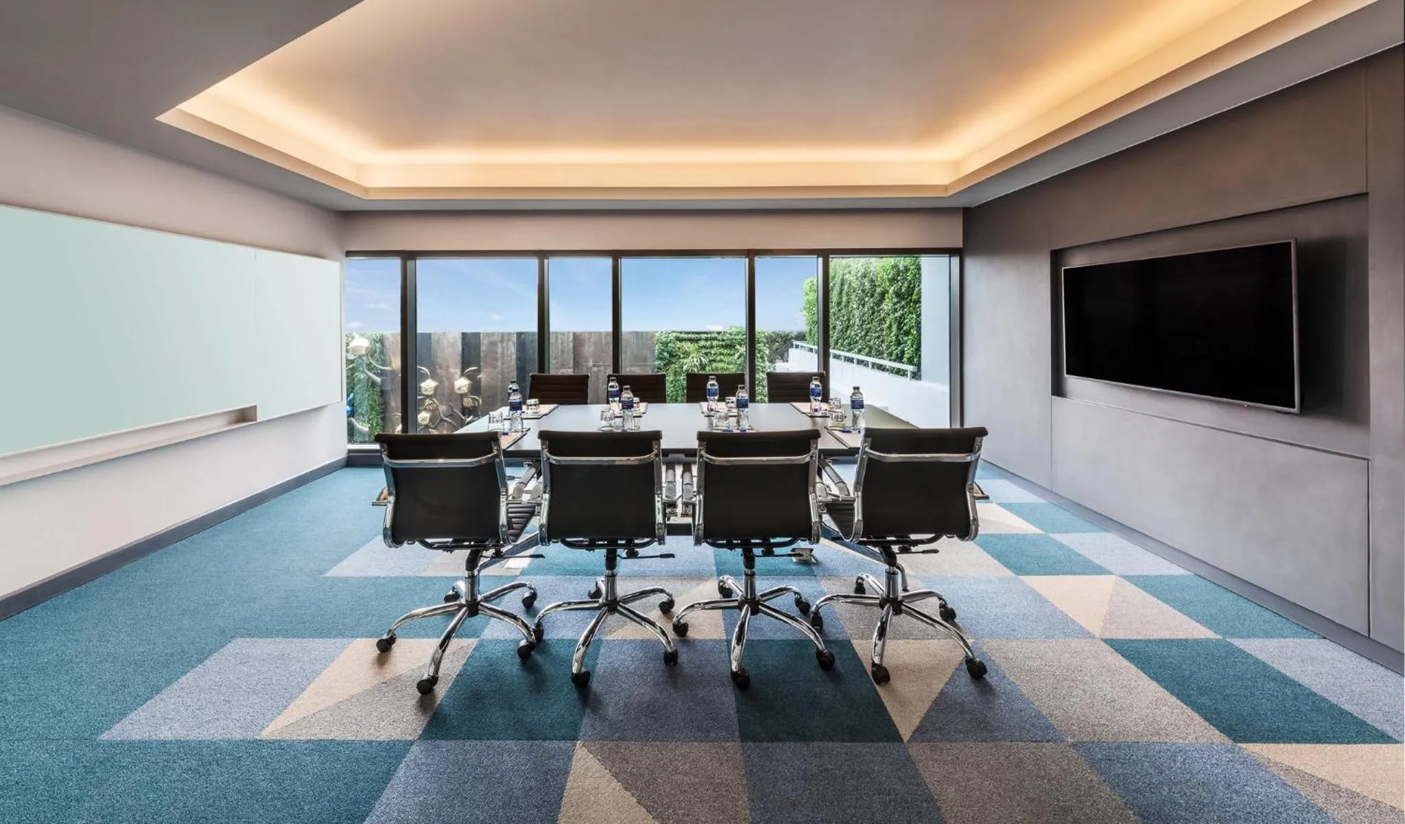 Meeting/conference room in Holiday Inn Express Bangkok Soi Soonvijai by IHG