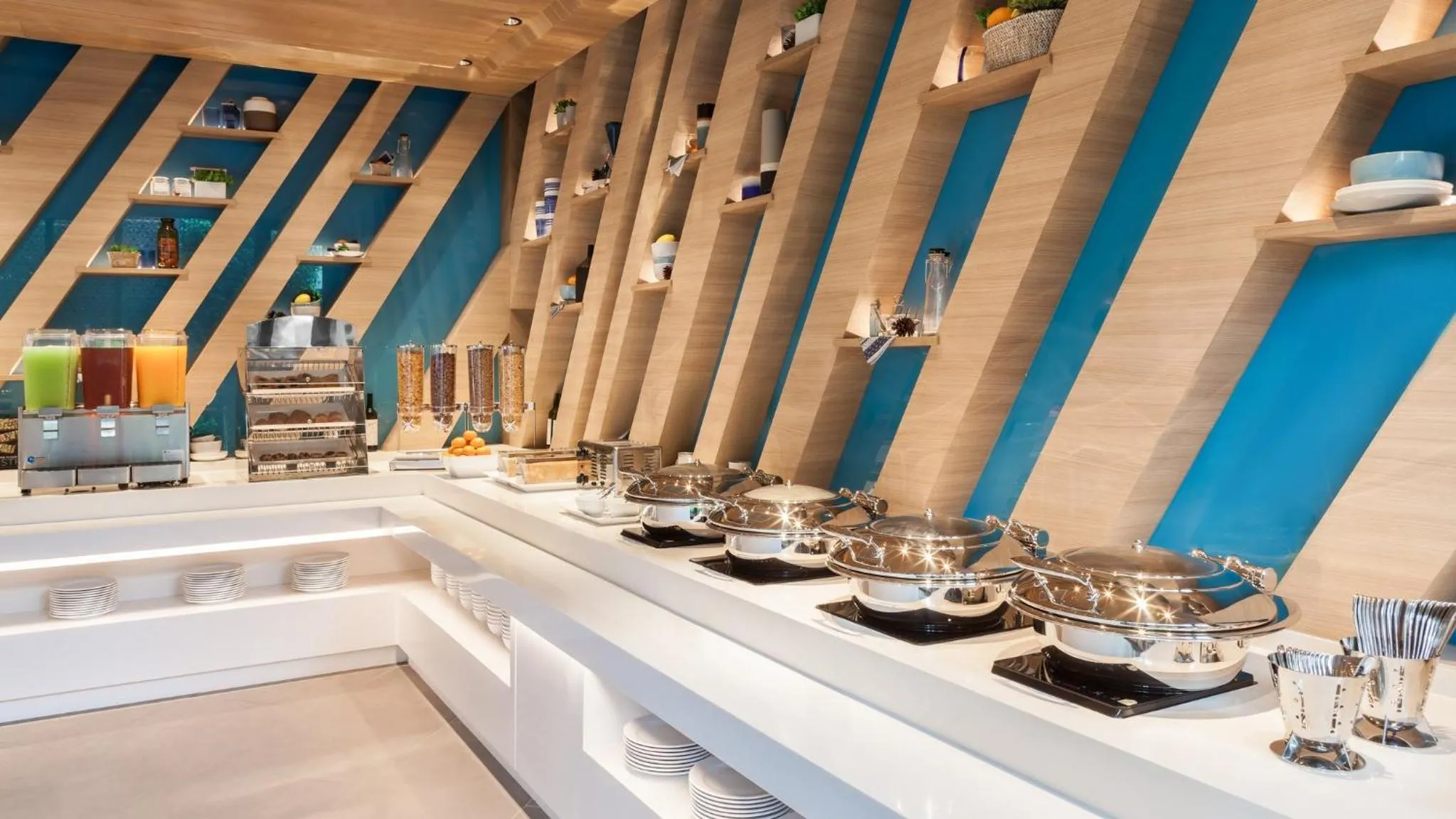 Restaurant/places to eat in Holiday Inn Express Bangkok Soi Soonvijai by IHG