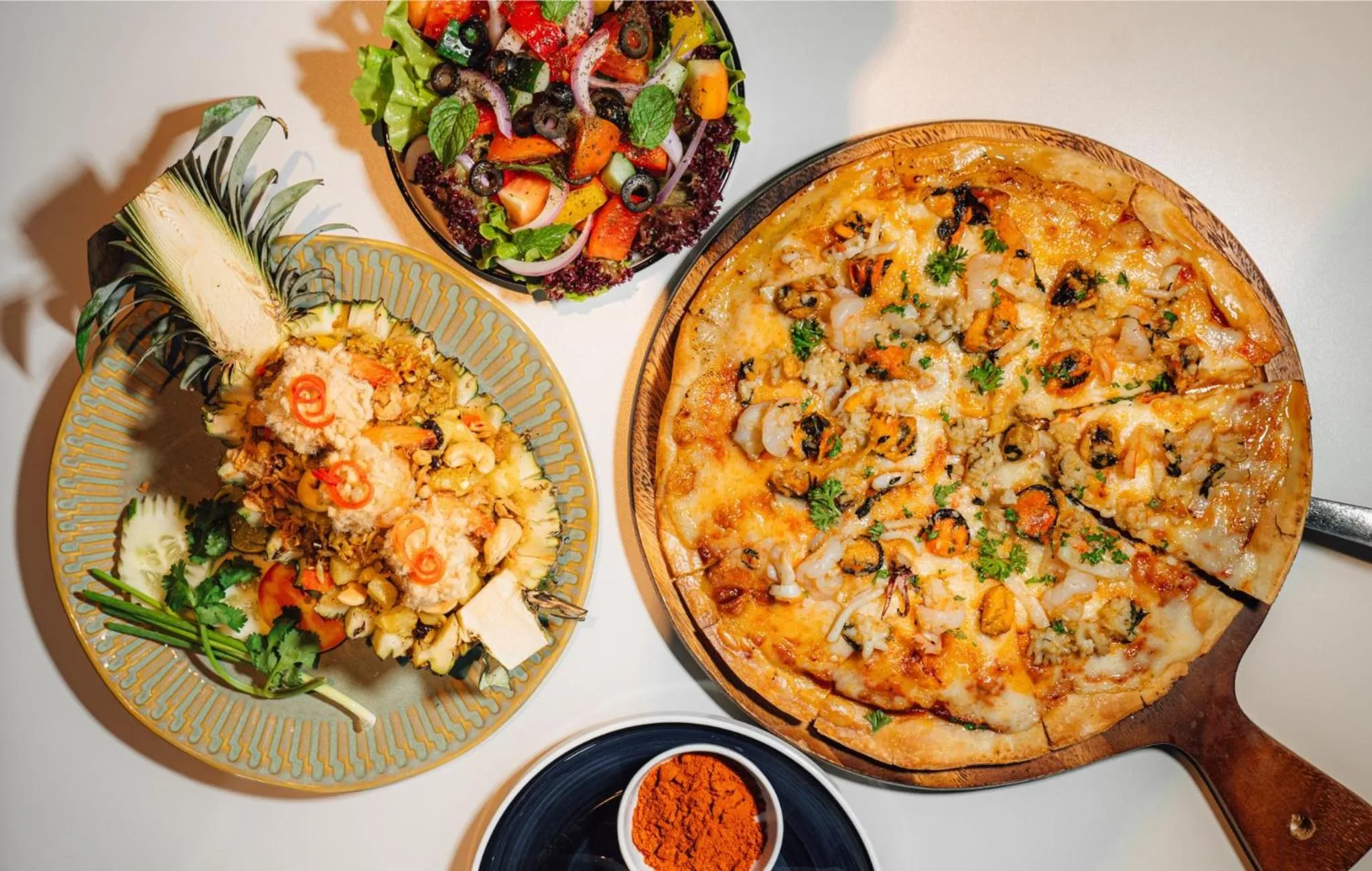 Restaurant/places to eat in Holiday Inn Express Bangkok Soi Soonvijai by IHG