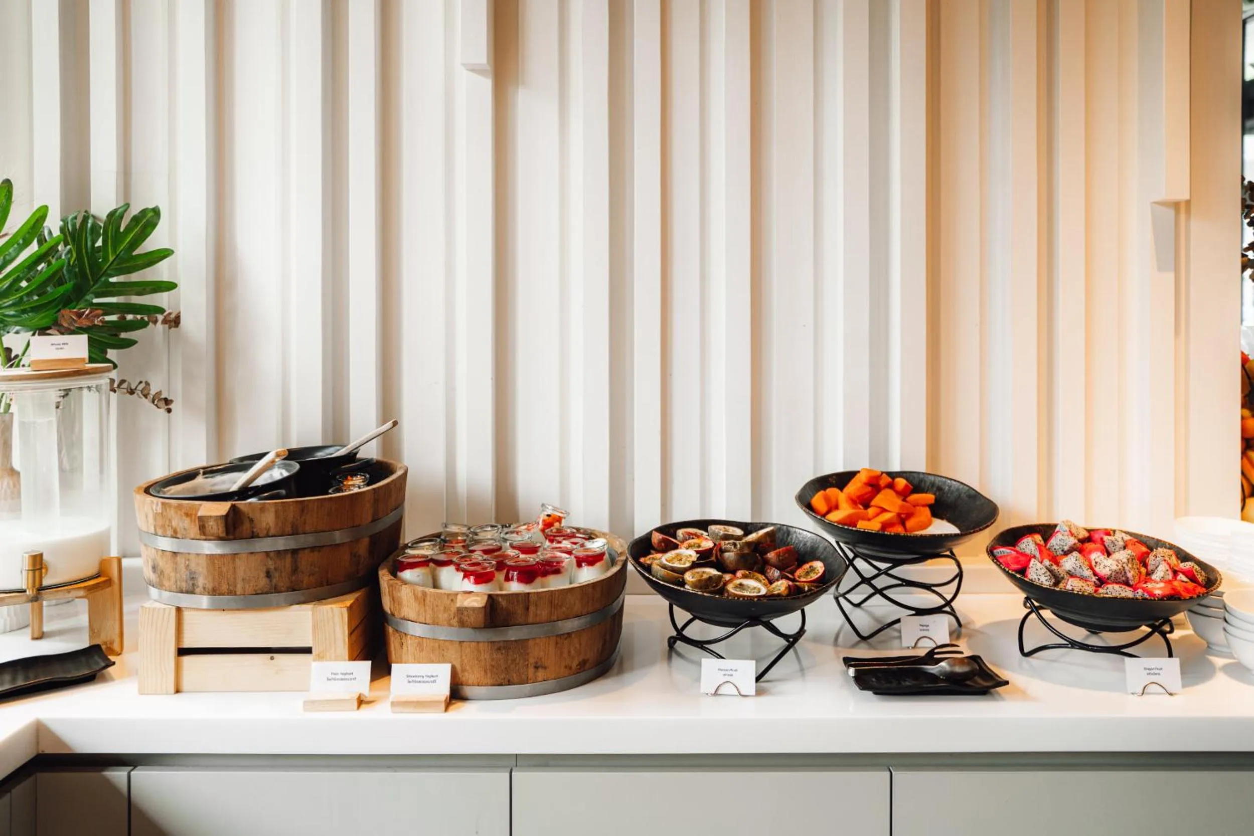 Restaurant/places to eat in Holiday Inn Express Bangkok Soi Soonvijai by IHG