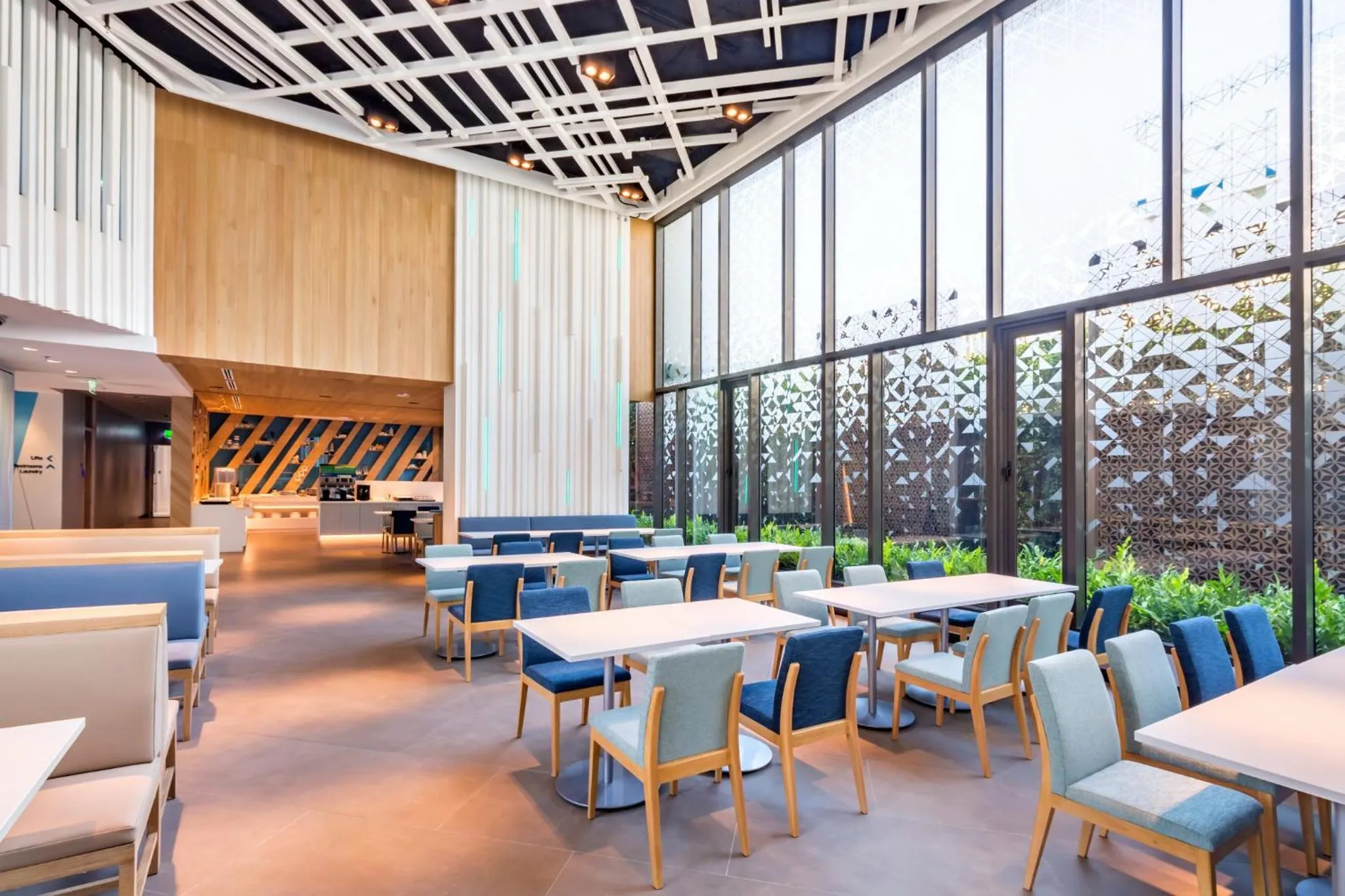 Breakfast in Holiday Inn Express Bangkok Soi Soonvijai by IHG