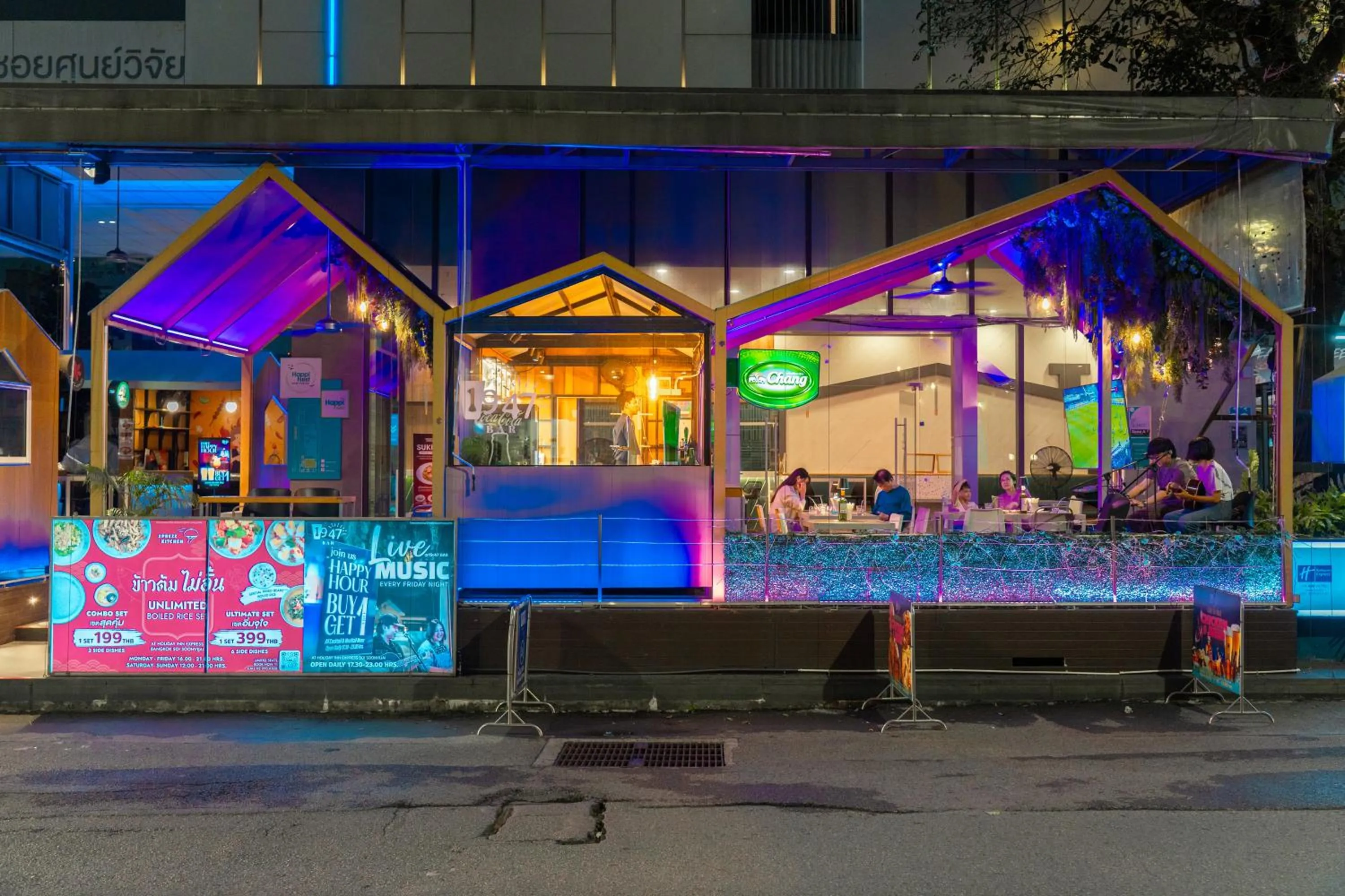 Restaurant/places to eat in Holiday Inn Express Bangkok Soi Soonvijai by IHG