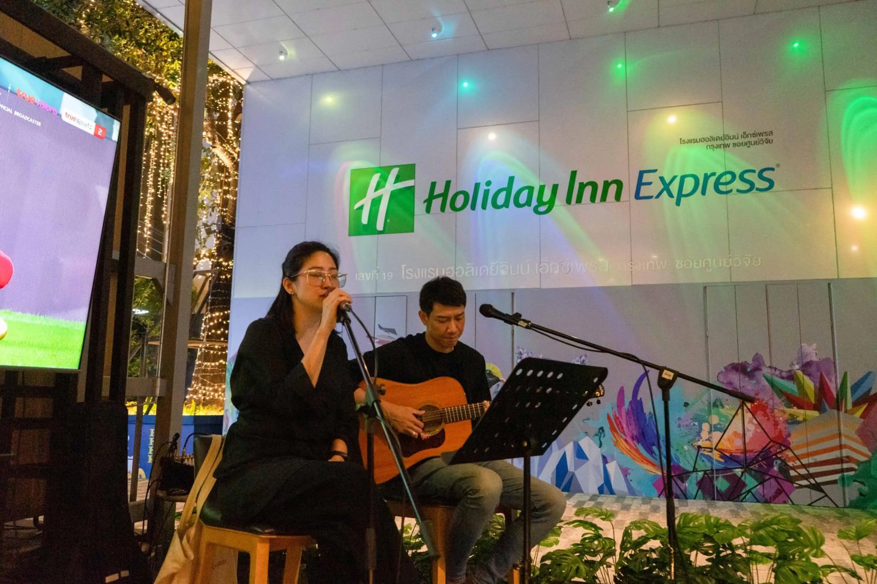Restaurant/places to eat in Holiday Inn Express Bangkok Soi Soonvijai by IHG