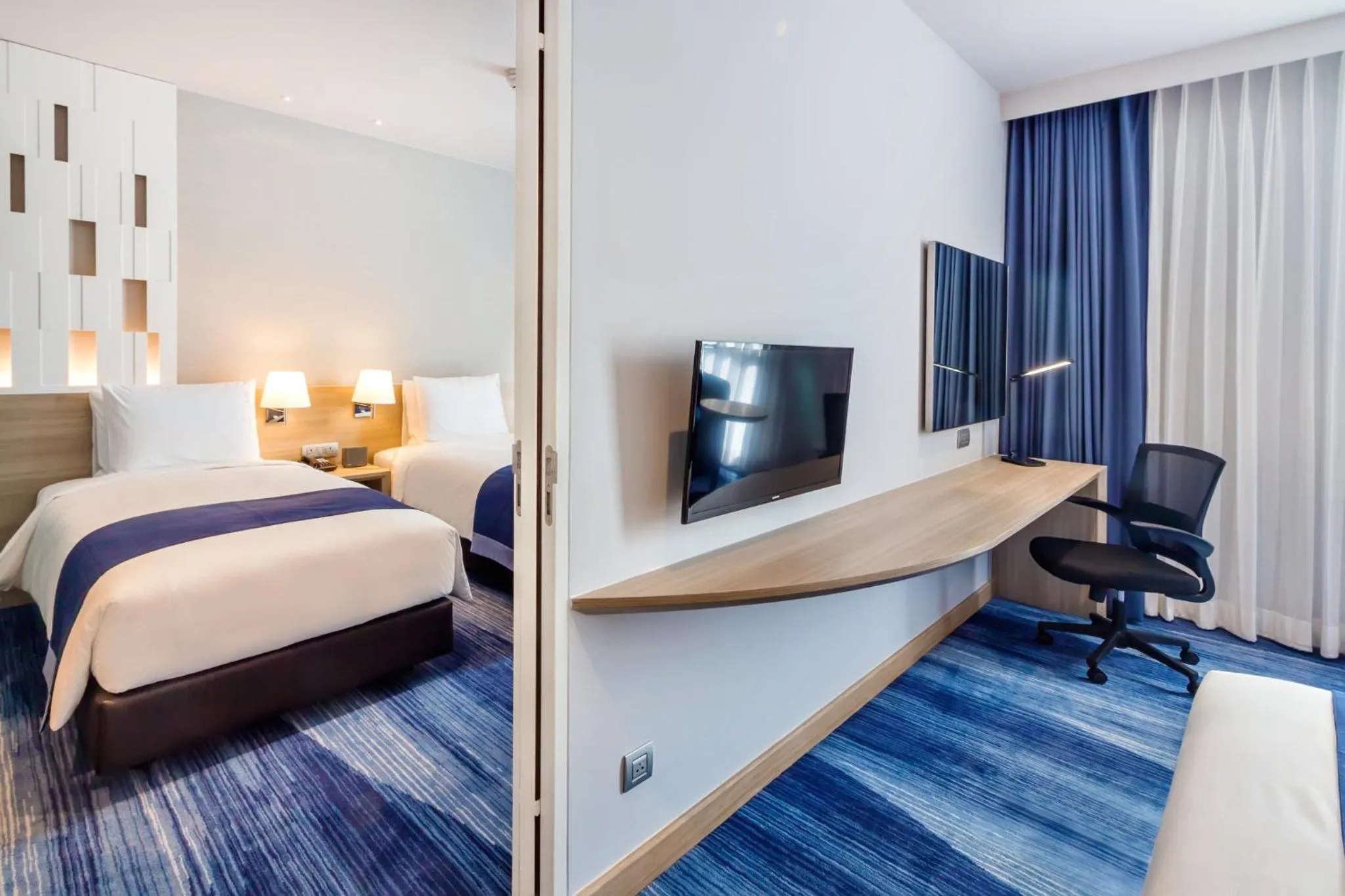 Photo of the whole room, Bed in Holiday Inn Express Bangkok Soi Soonvijai by IHG