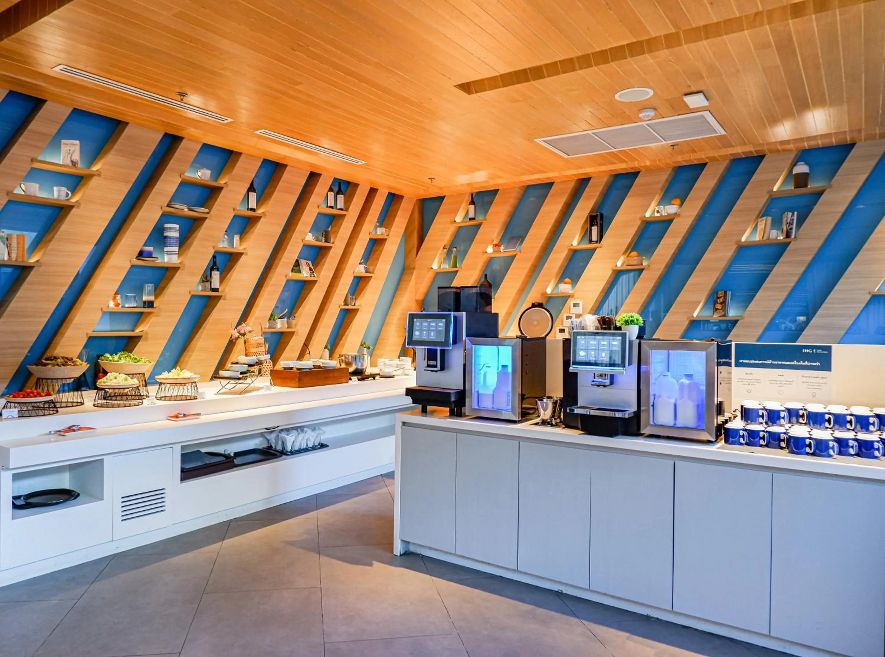 Breakfast in Holiday Inn Express Bangkok Soi Soonvijai by IHG