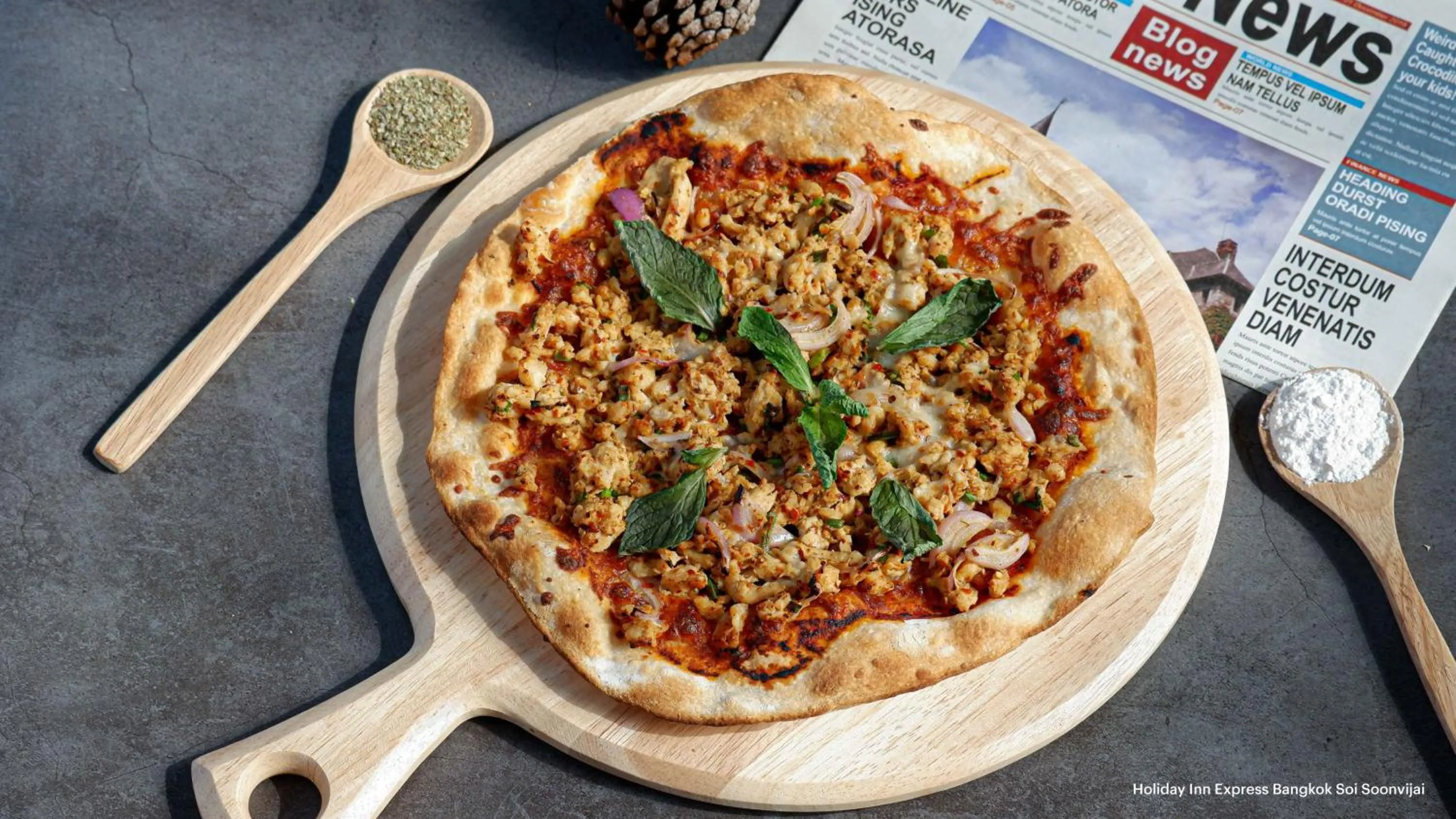 Restaurant/places to eat in Holiday Inn Express Bangkok Soi Soonvijai by IHG