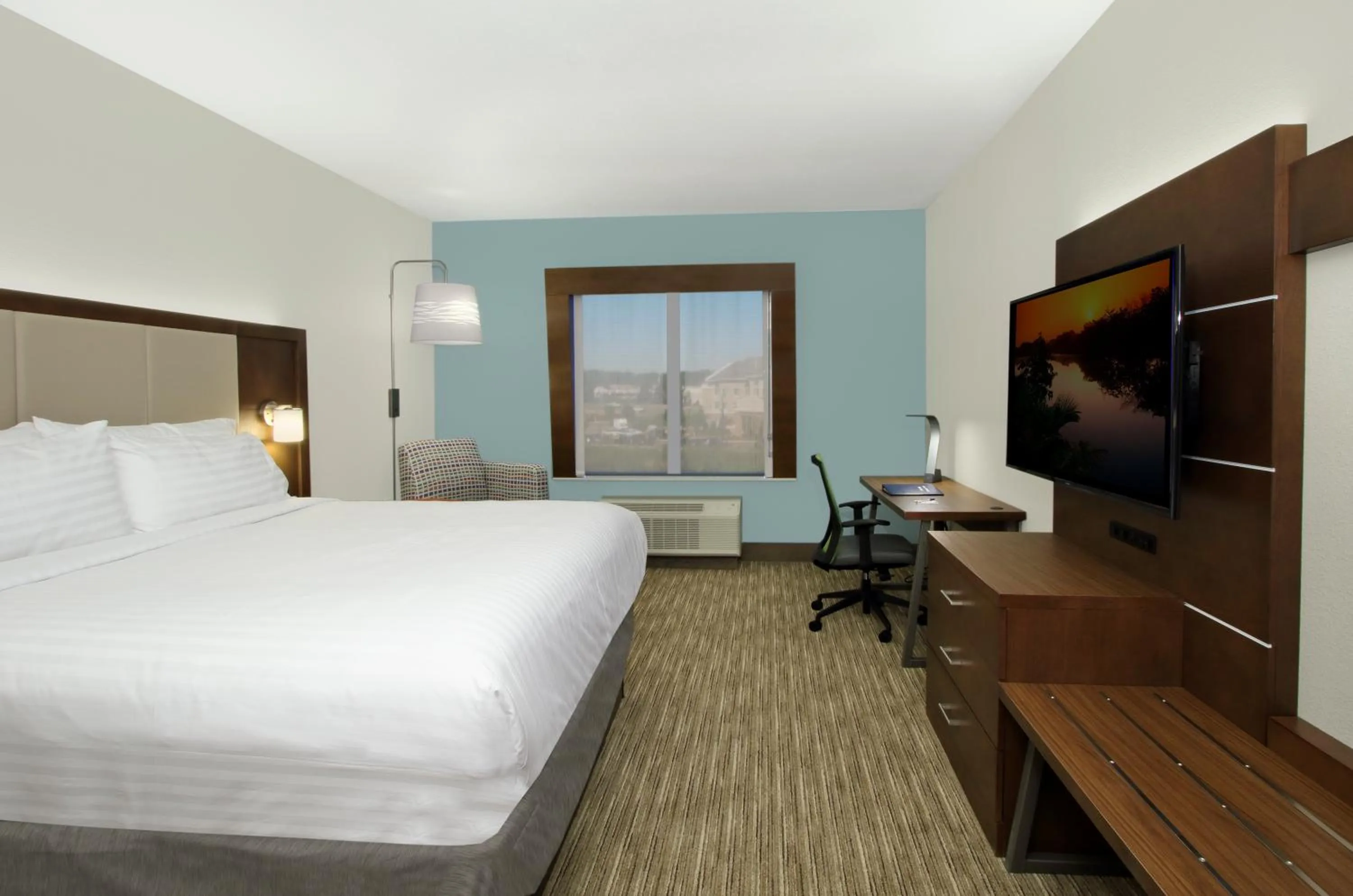 Communal lounge/ TV room, Bed in Holiday Inn Express & Suites Columbus North by IHG
