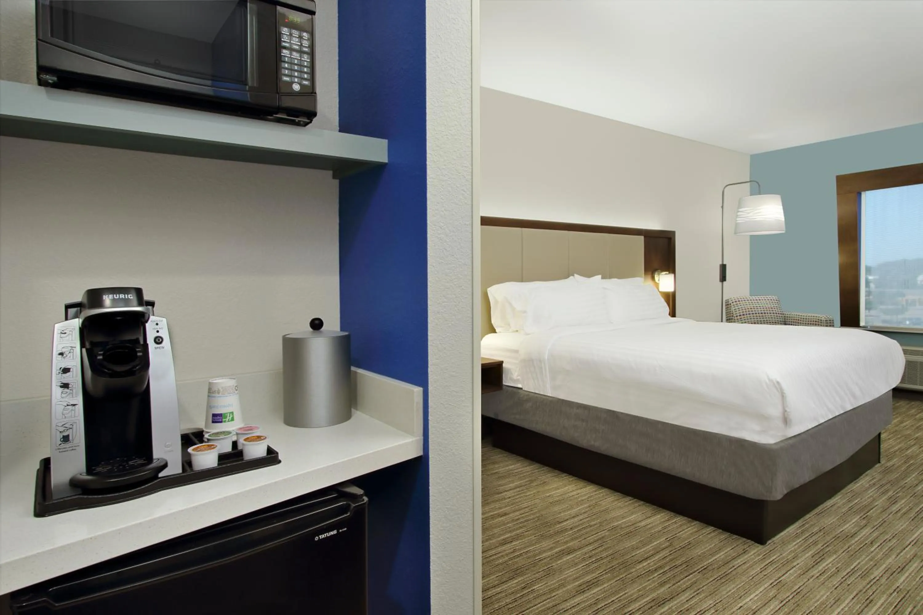 Coffee/tea facilities, Bed in Holiday Inn Express & Suites Columbus North by IHG