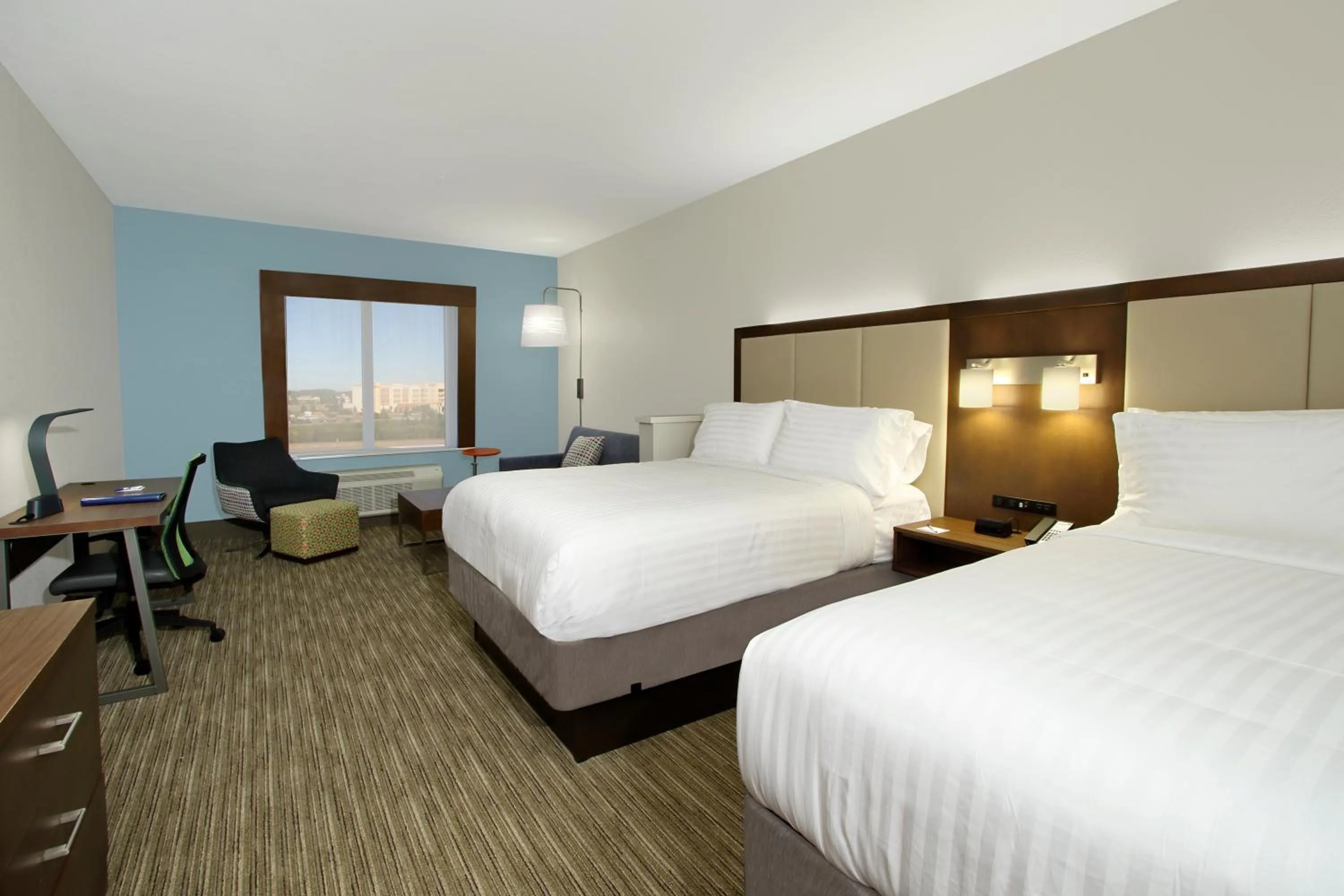Bed in Holiday Inn Express & Suites Columbus North by IHG