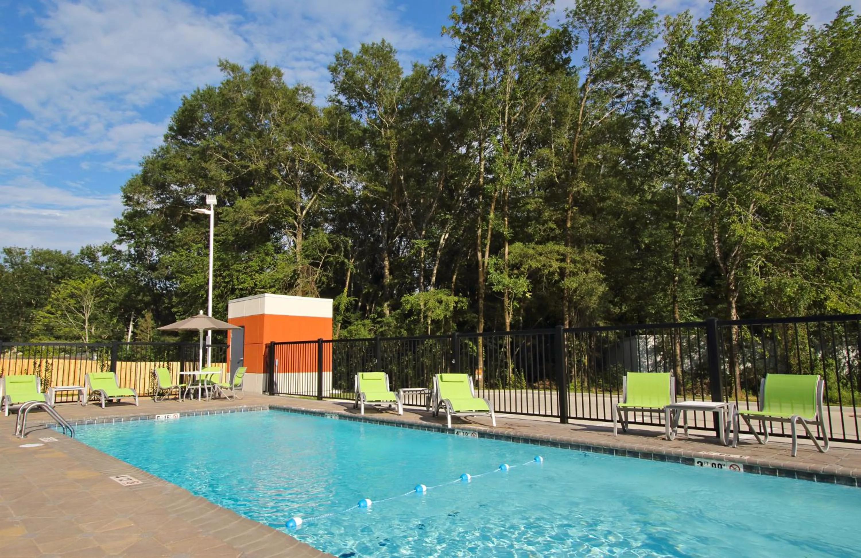 Swimming pool in Holiday Inn Express & Suites Columbus North by IHG