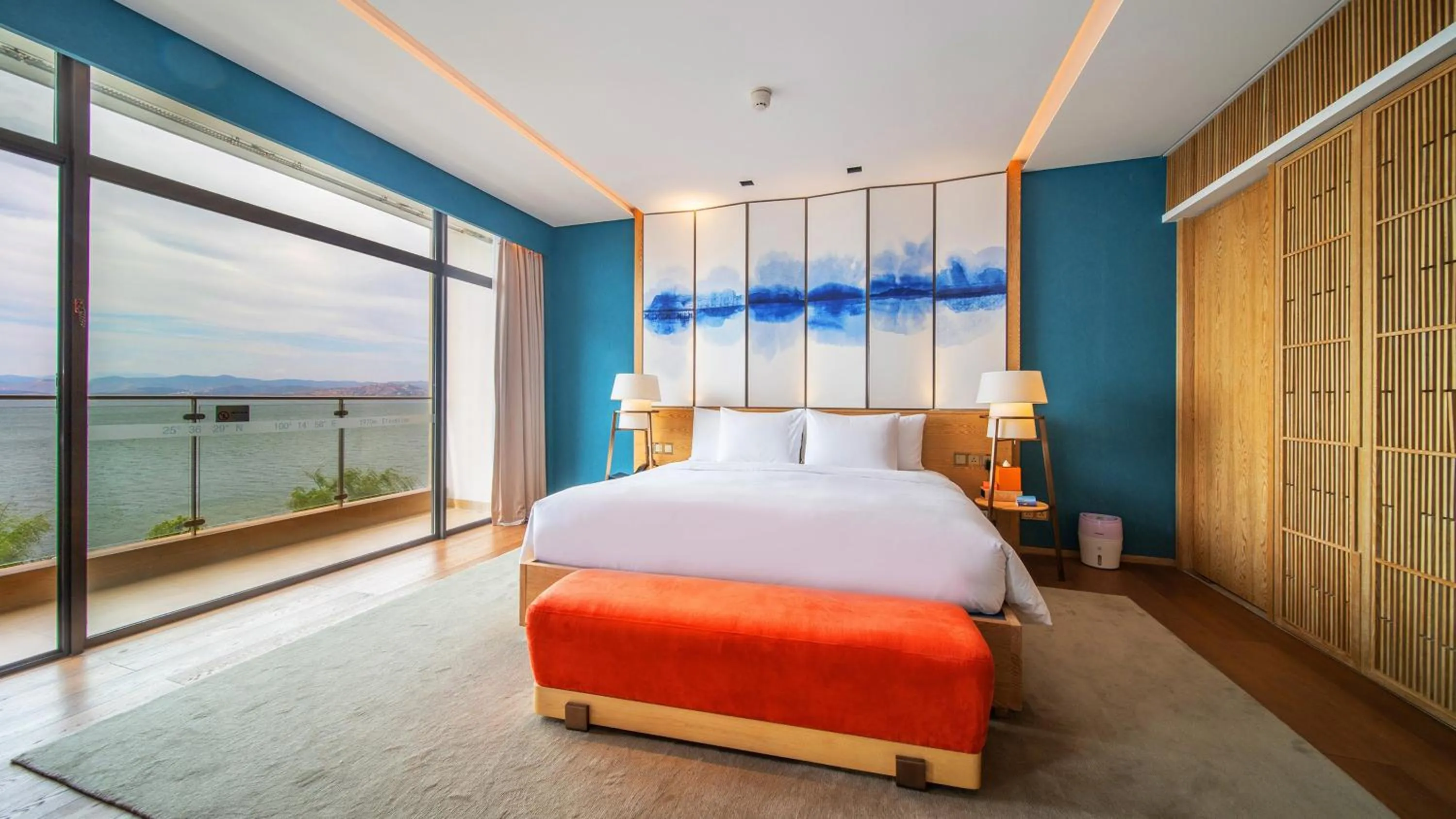 Photo of the whole room, Bed in Hotel Indigo Dali Erhai by IHG