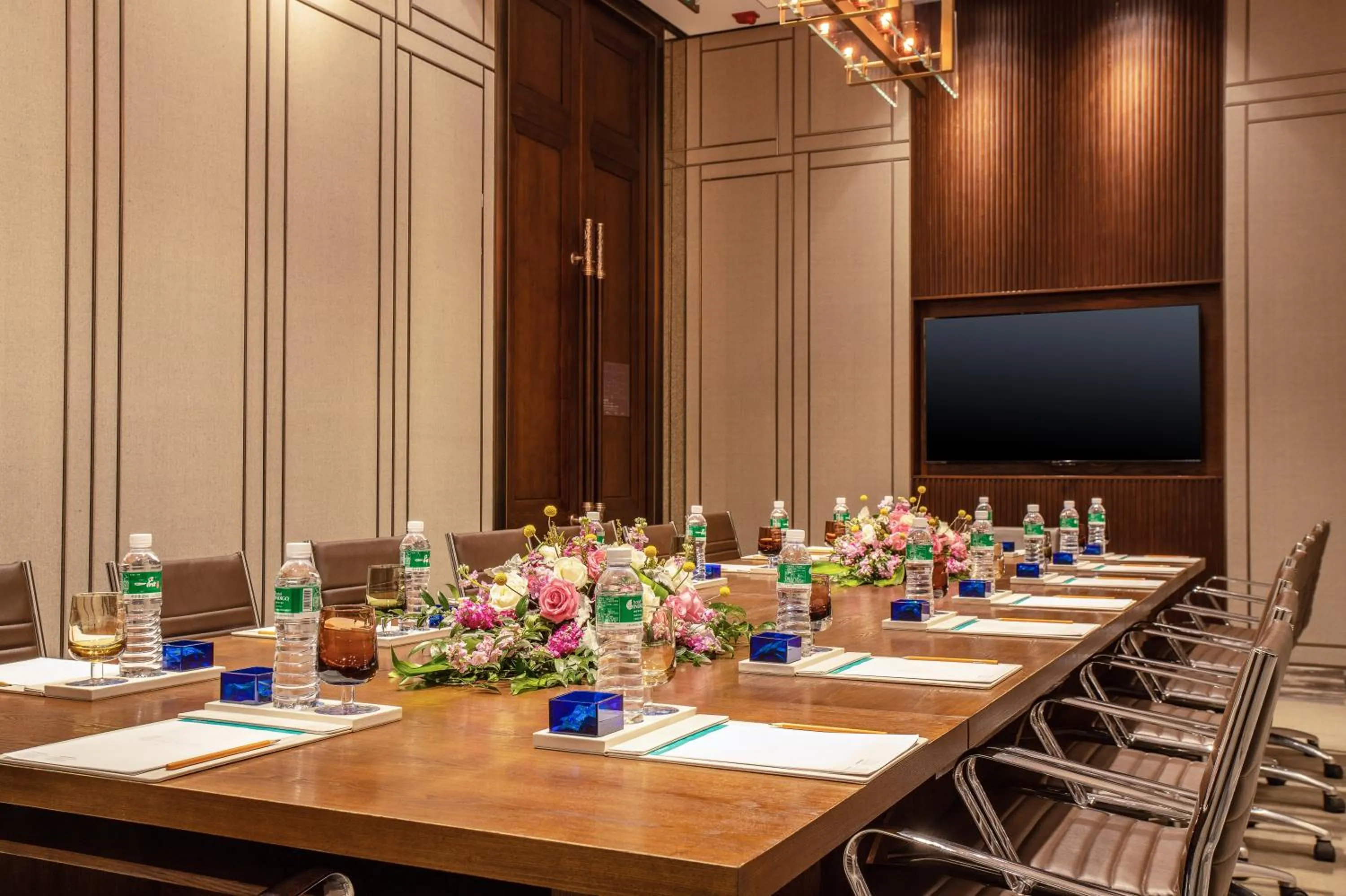 Meeting/conference room in Hotel Indigo Dali Erhai by IHG