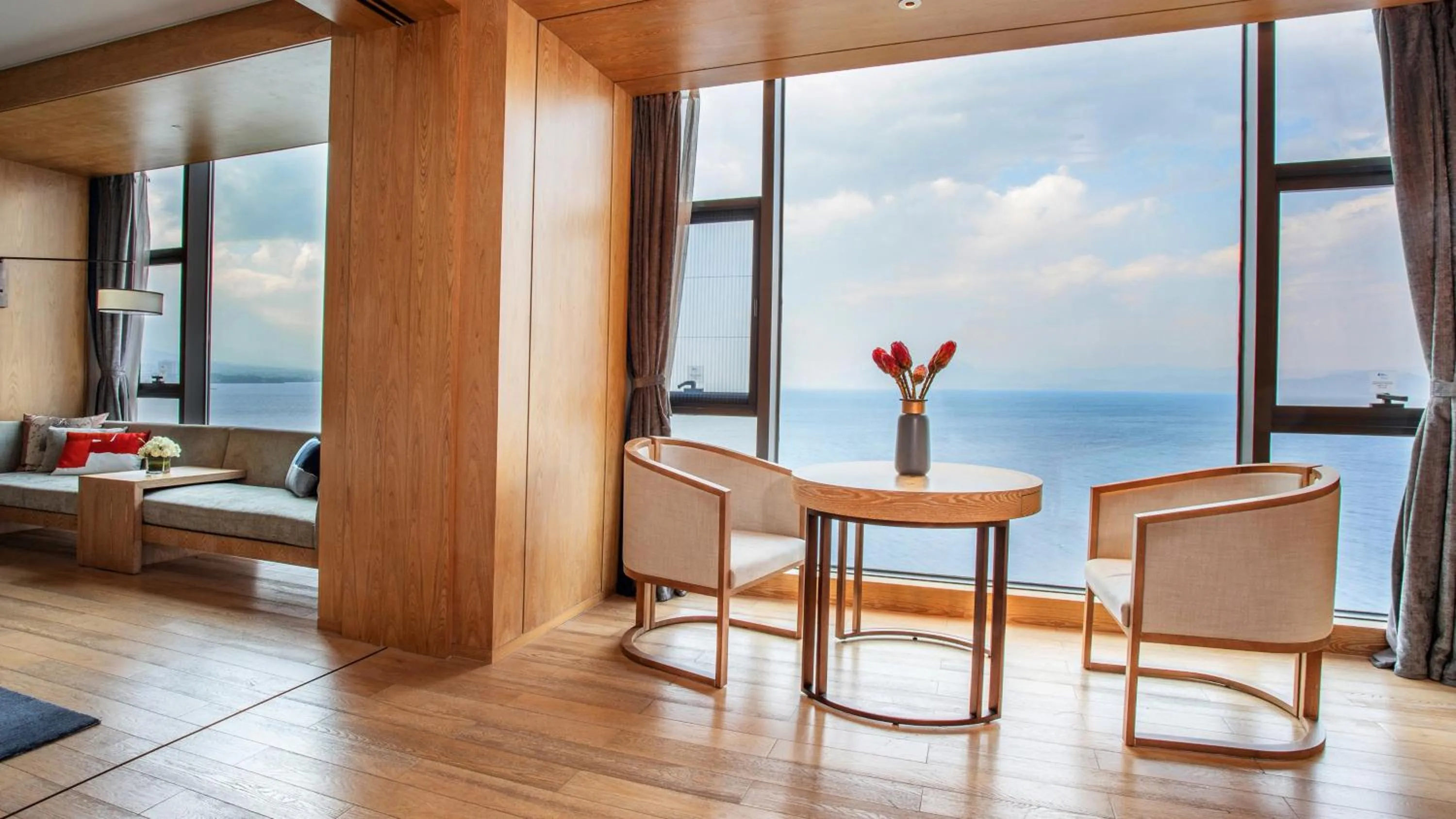 Photo of the whole room in Hotel Indigo Dali Erhai by IHG