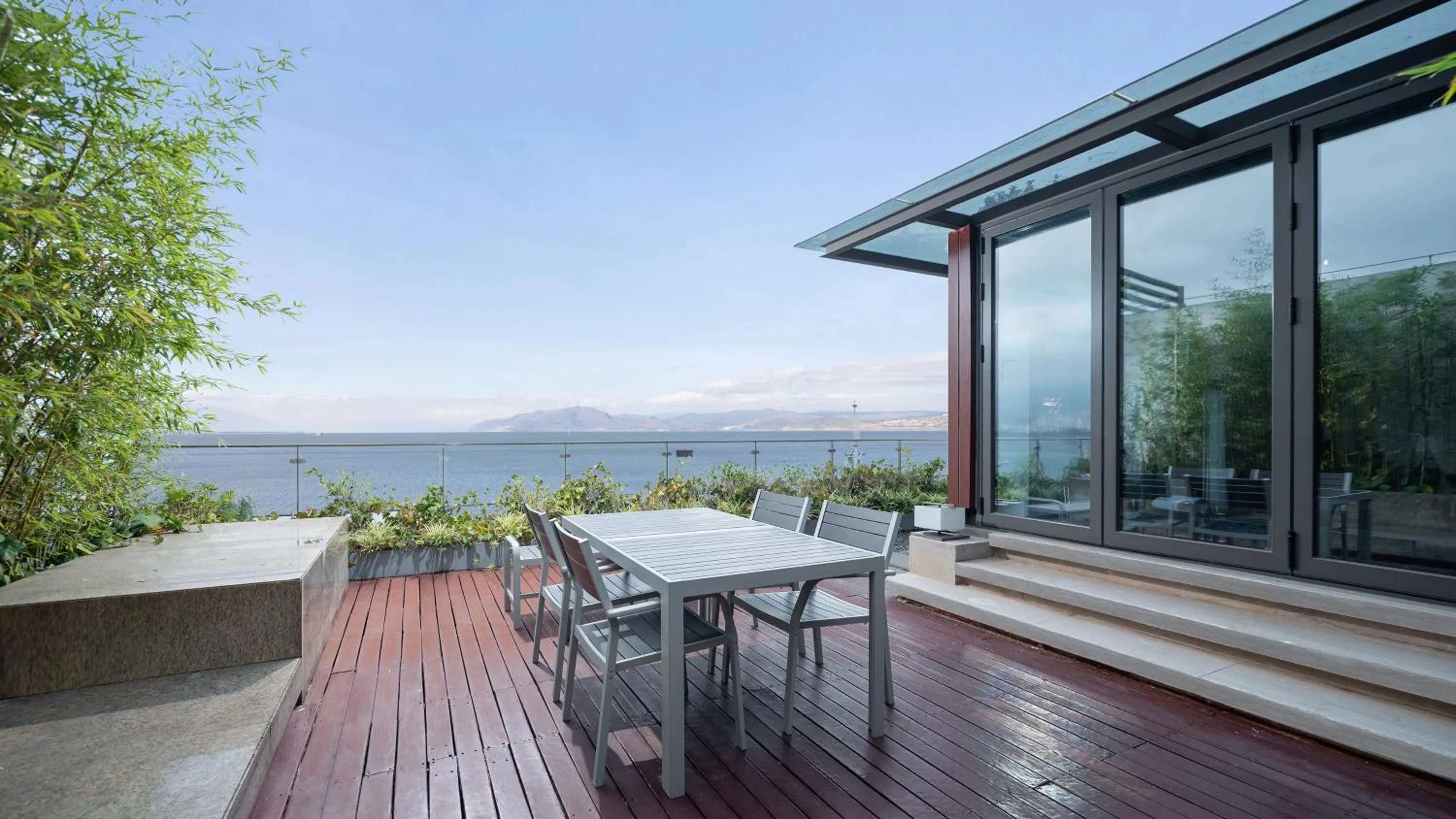 Bedroom in Hotel Indigo Dali Erhai by IHG