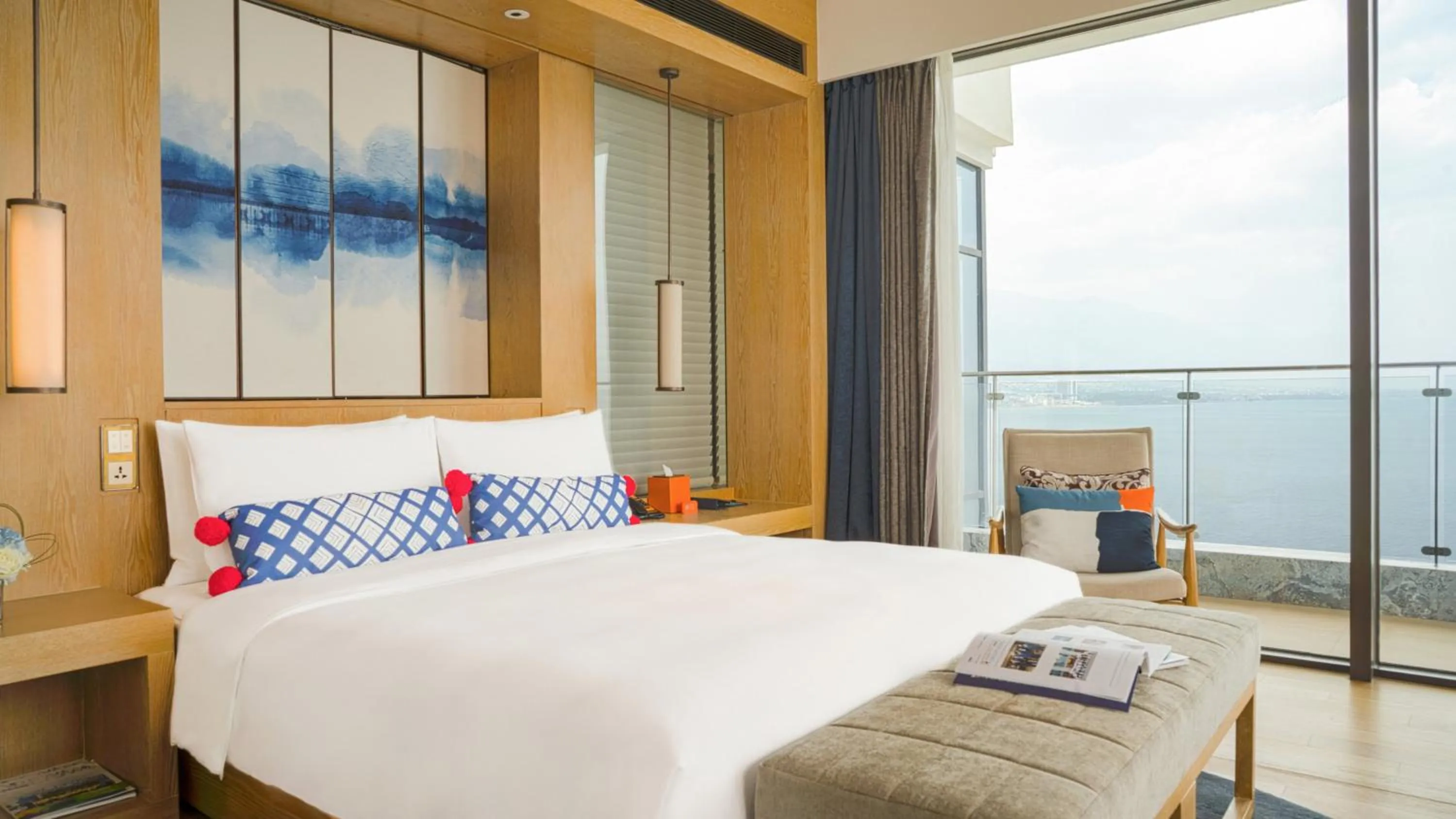 Photo of the whole room, Bed in Hotel Indigo Dali Erhai by IHG