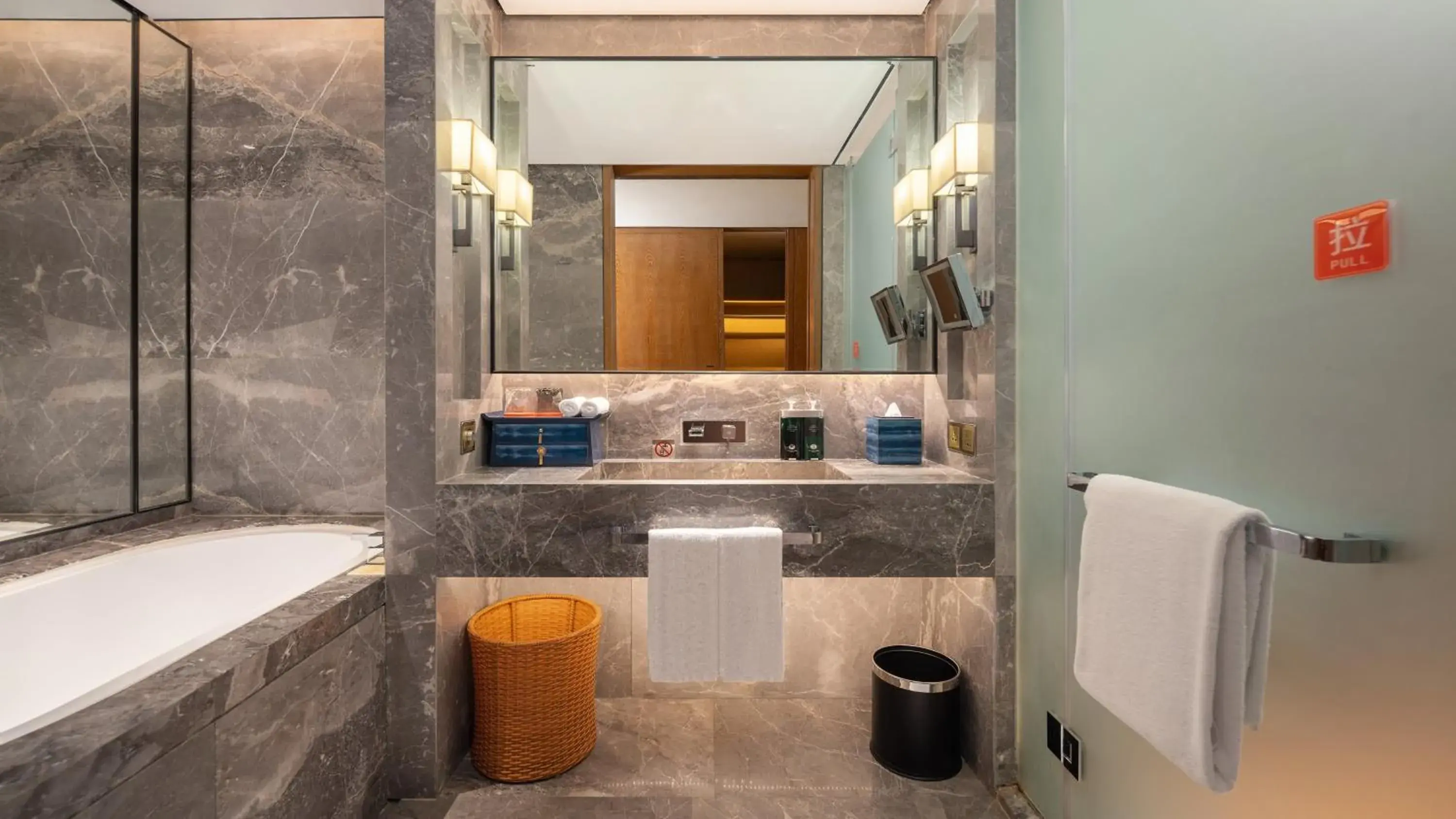 Standard Double Room with Two Double Beds in Hotel Indigo Dali Erhai by IHG Standard Double Room with Two Double Beds in Hotel Indigo Dali Erhai by IHG