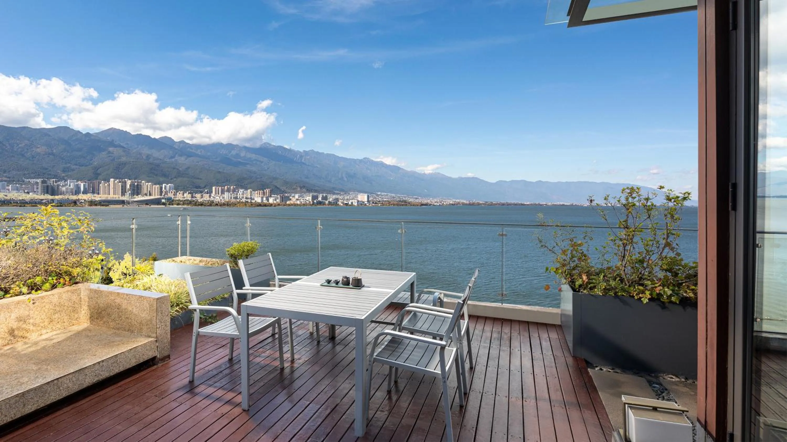 Photo of the whole room in Hotel Indigo Dali Erhai by IHG