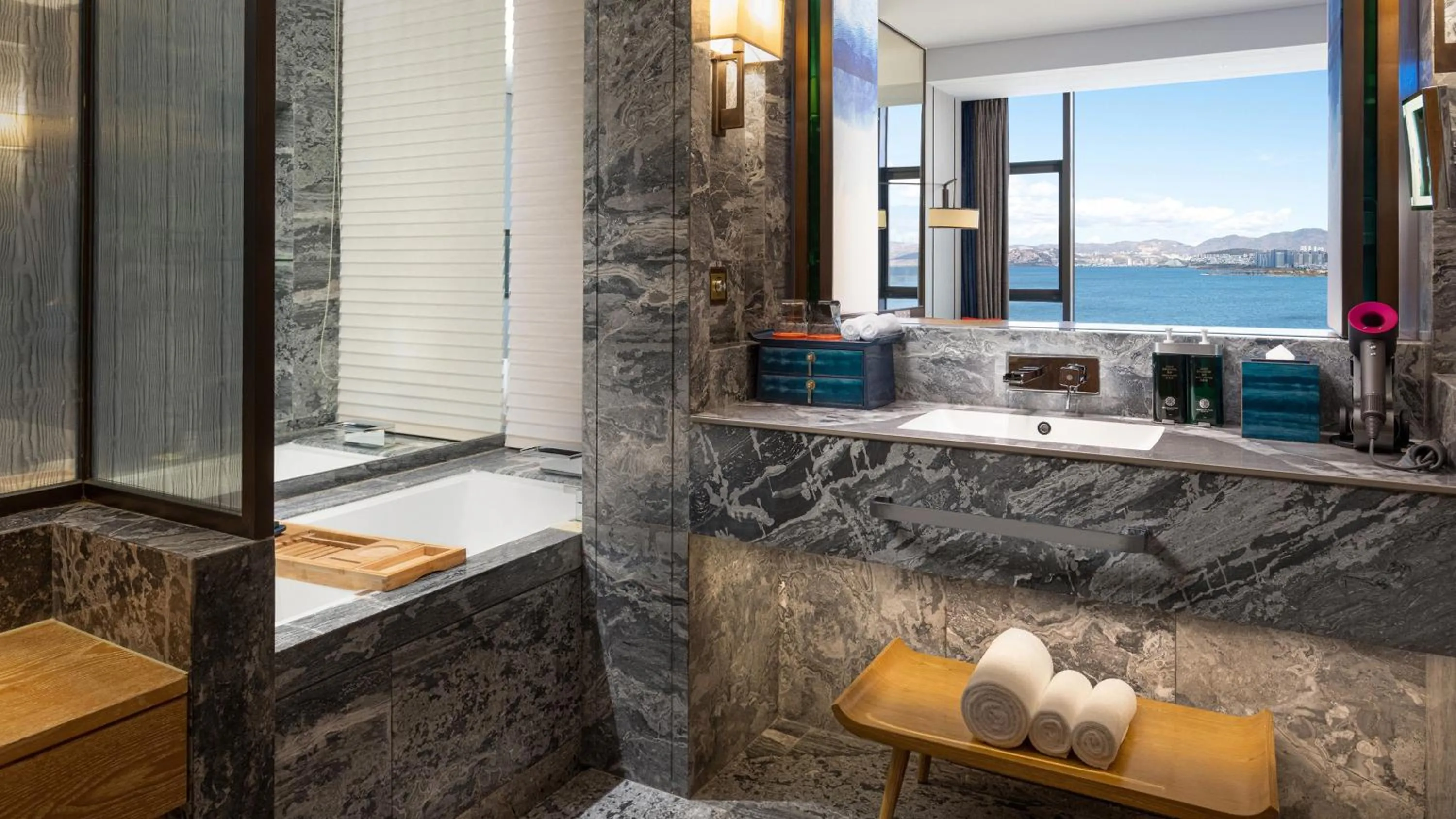 Photo of the whole room in Hotel Indigo Dali Erhai by IHG