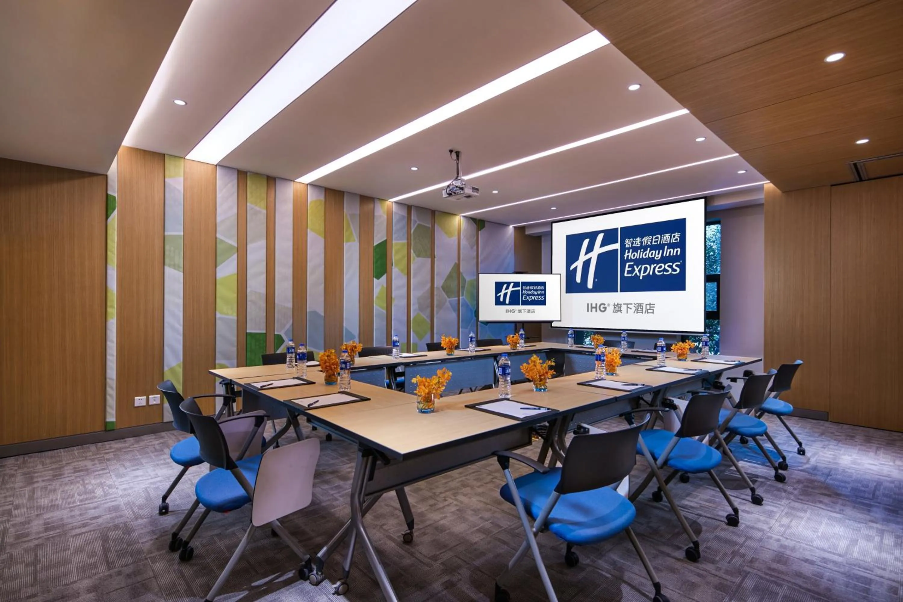 Meeting/conference room in Holiday Inn Express Nantong Textile City by IHG