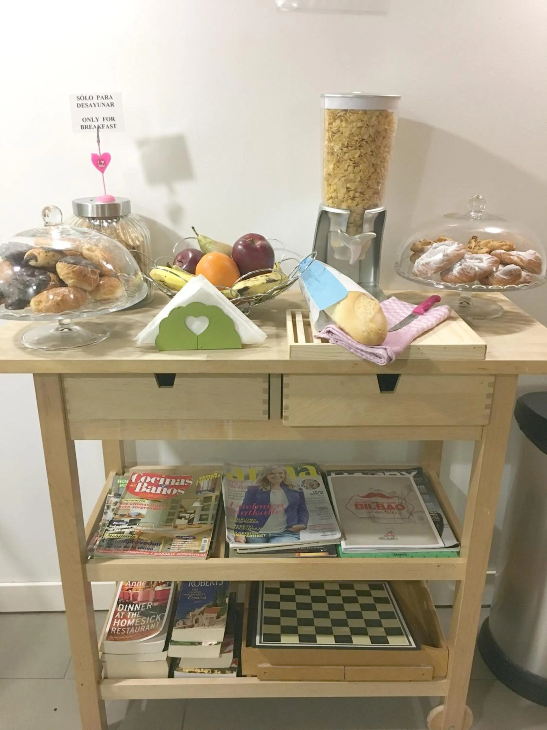 Communal kitchen in Pensión AliciaZzz Bed And Breakfast Bilbao