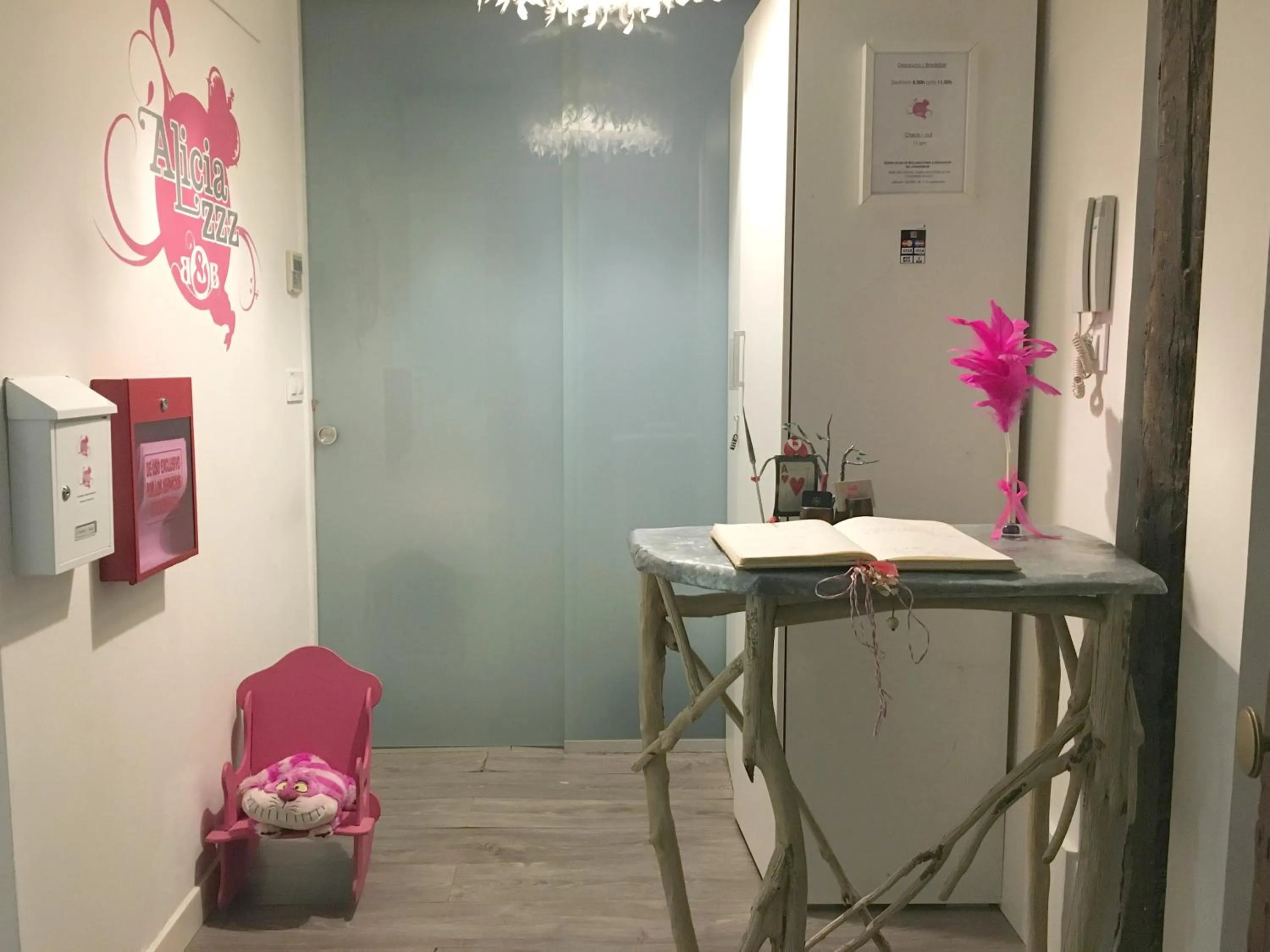 Decorative detail in Pensión AliciaZzz Bed And Breakfast Bilbao