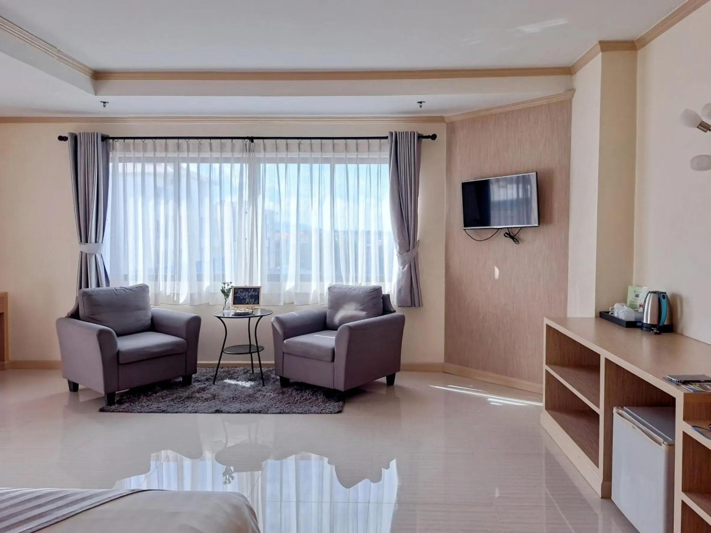 Seating area in Thipurai City Hotel