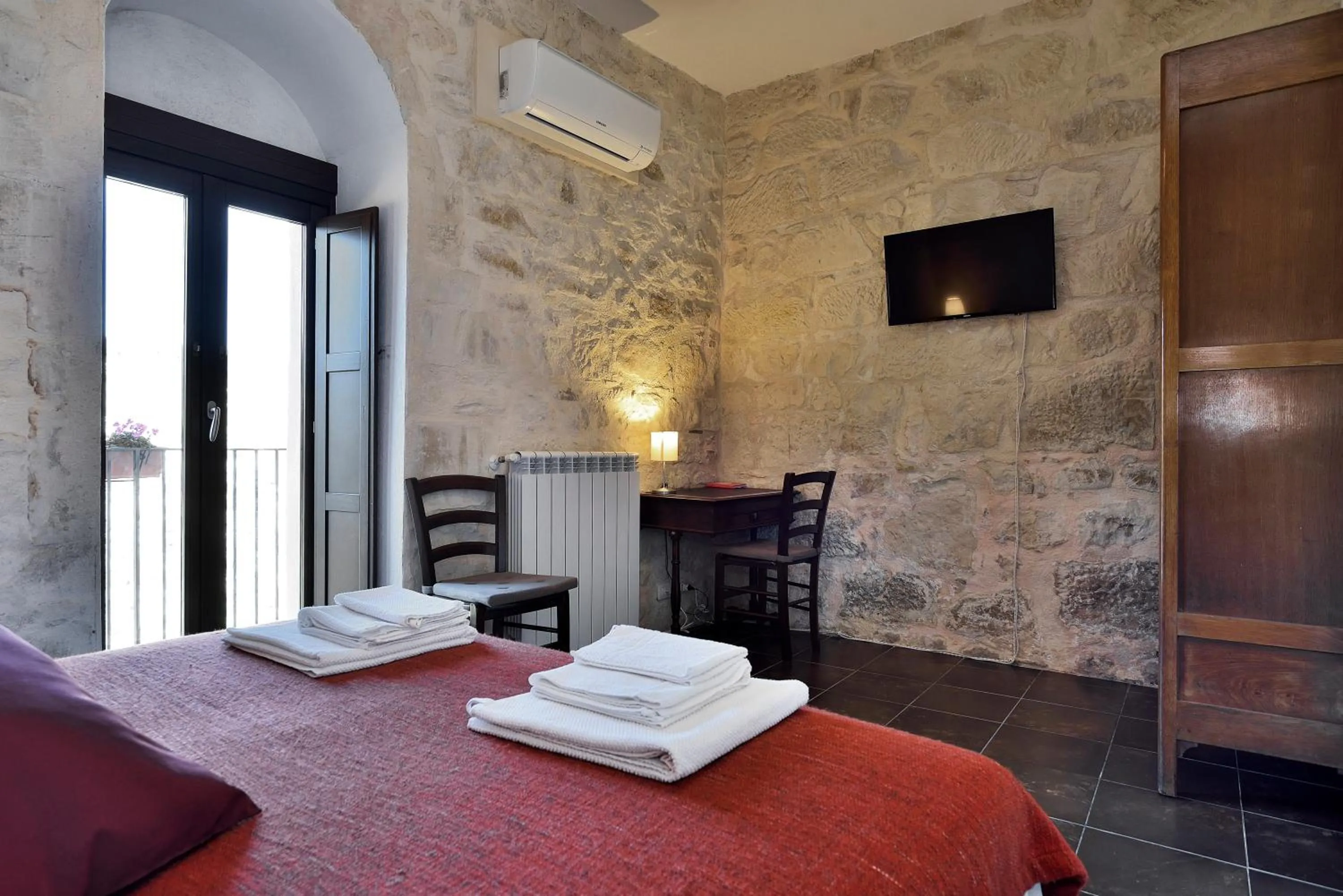 Photo of the whole room in Le Luci su Ibla - Ospitalità con vista