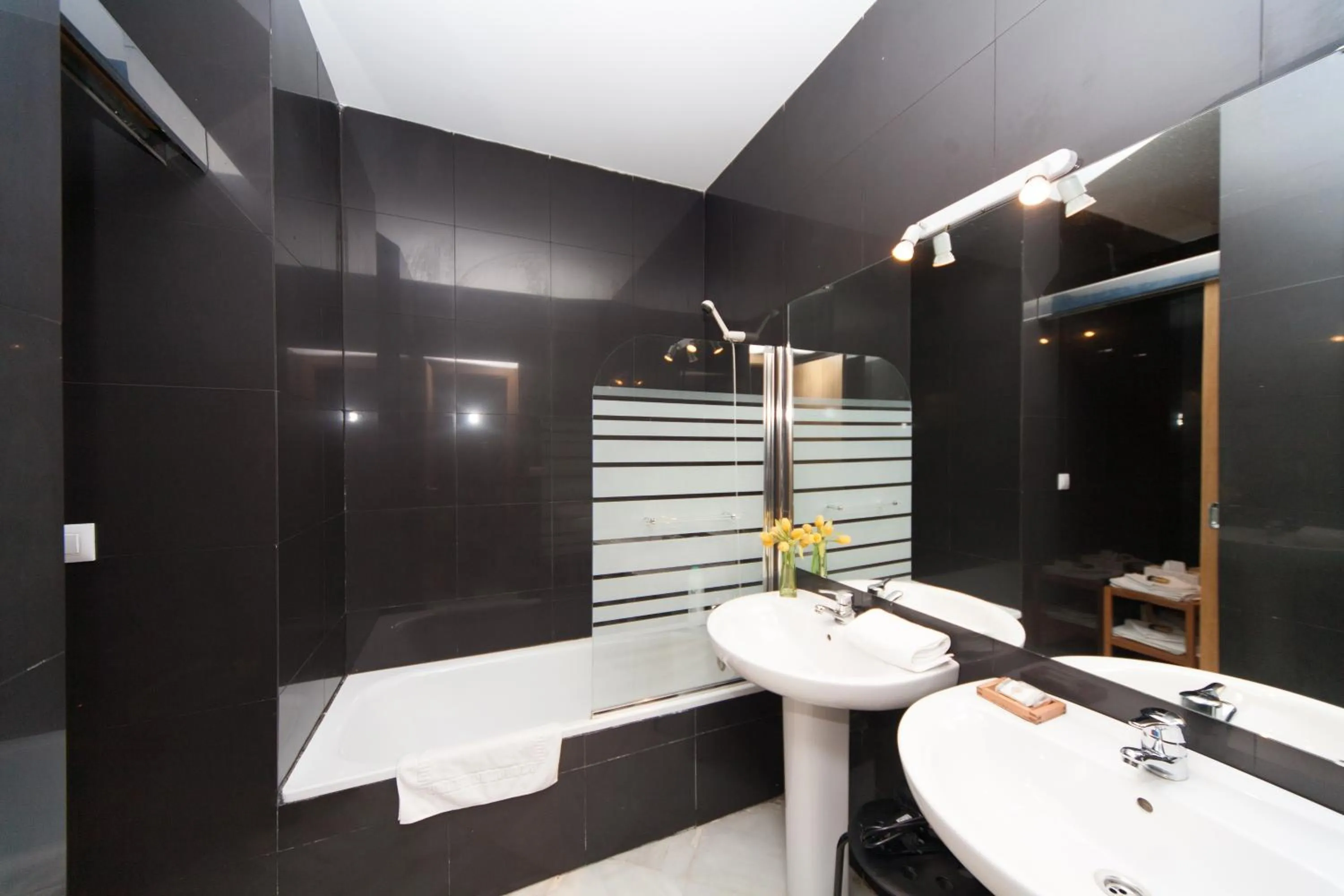 Bathroom in La Casa del Conde de Gelves Apartments