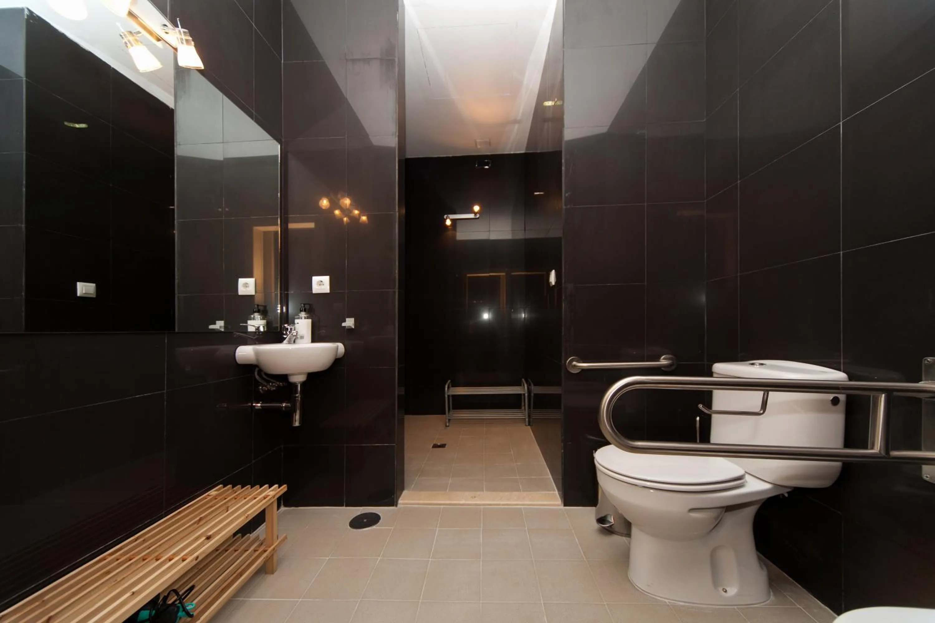 Bathroom in La Casa del Conde de Gelves Apartments