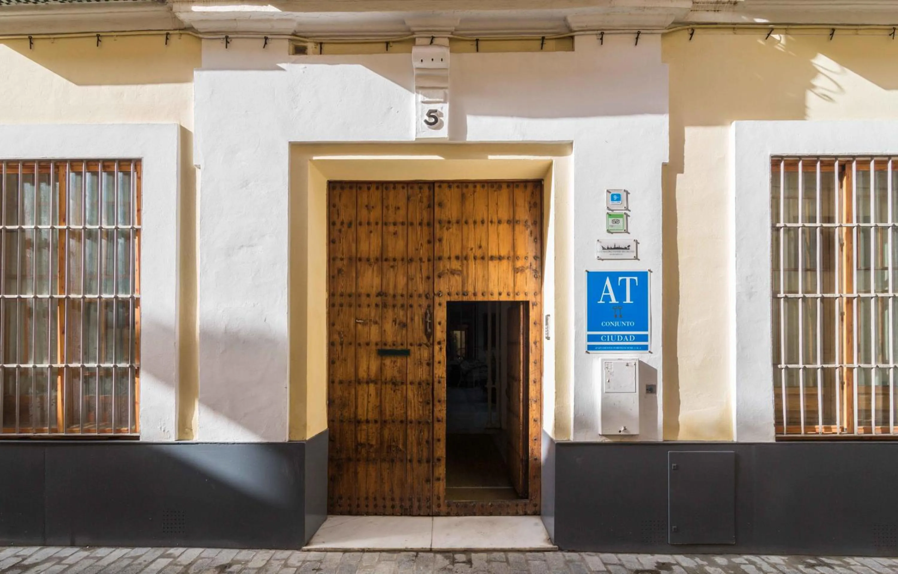 Facade/entrance in La Casa del Conde de Gelves Apartments