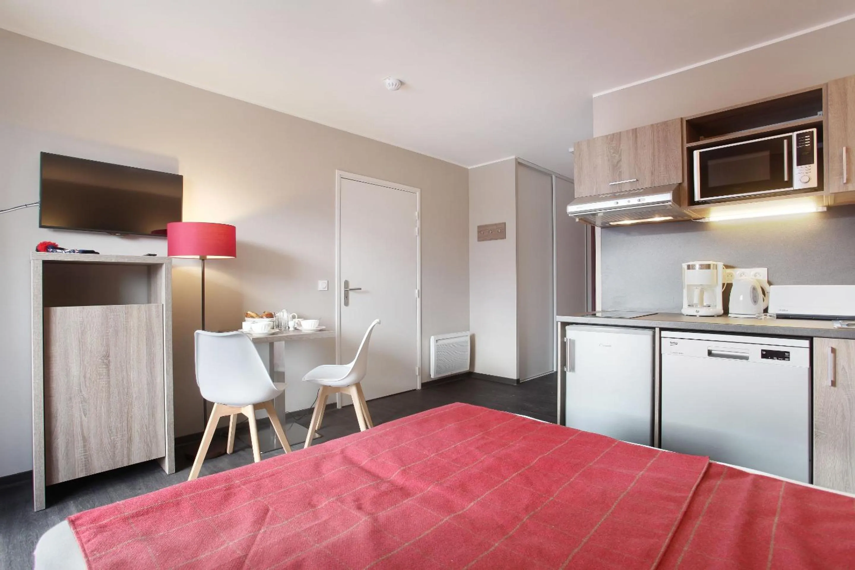 Kitchen or kitchenette, Bed in Résidence Odalys Le Village de Praroustan