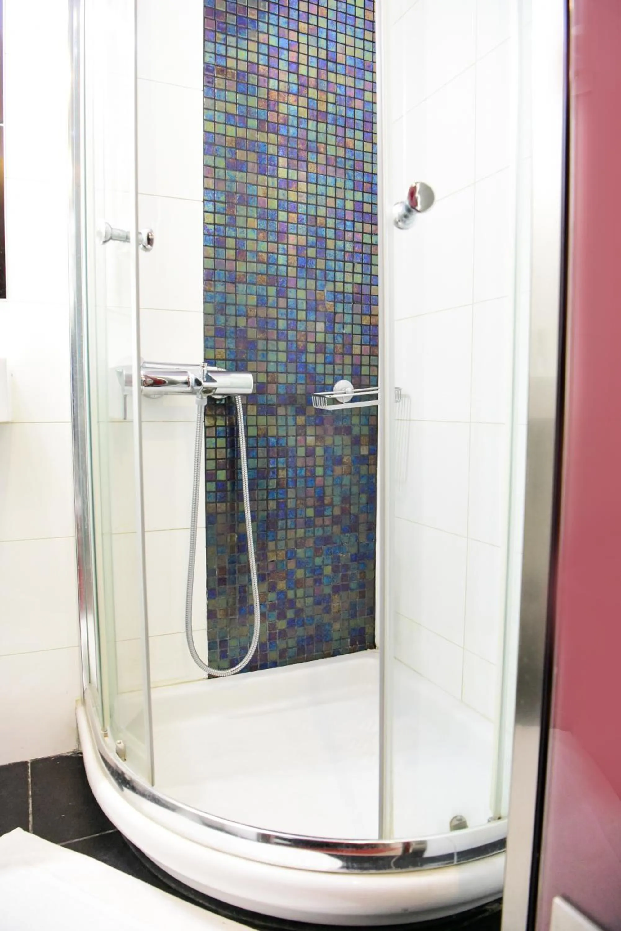 Shower in Eva Hotel Piraeus