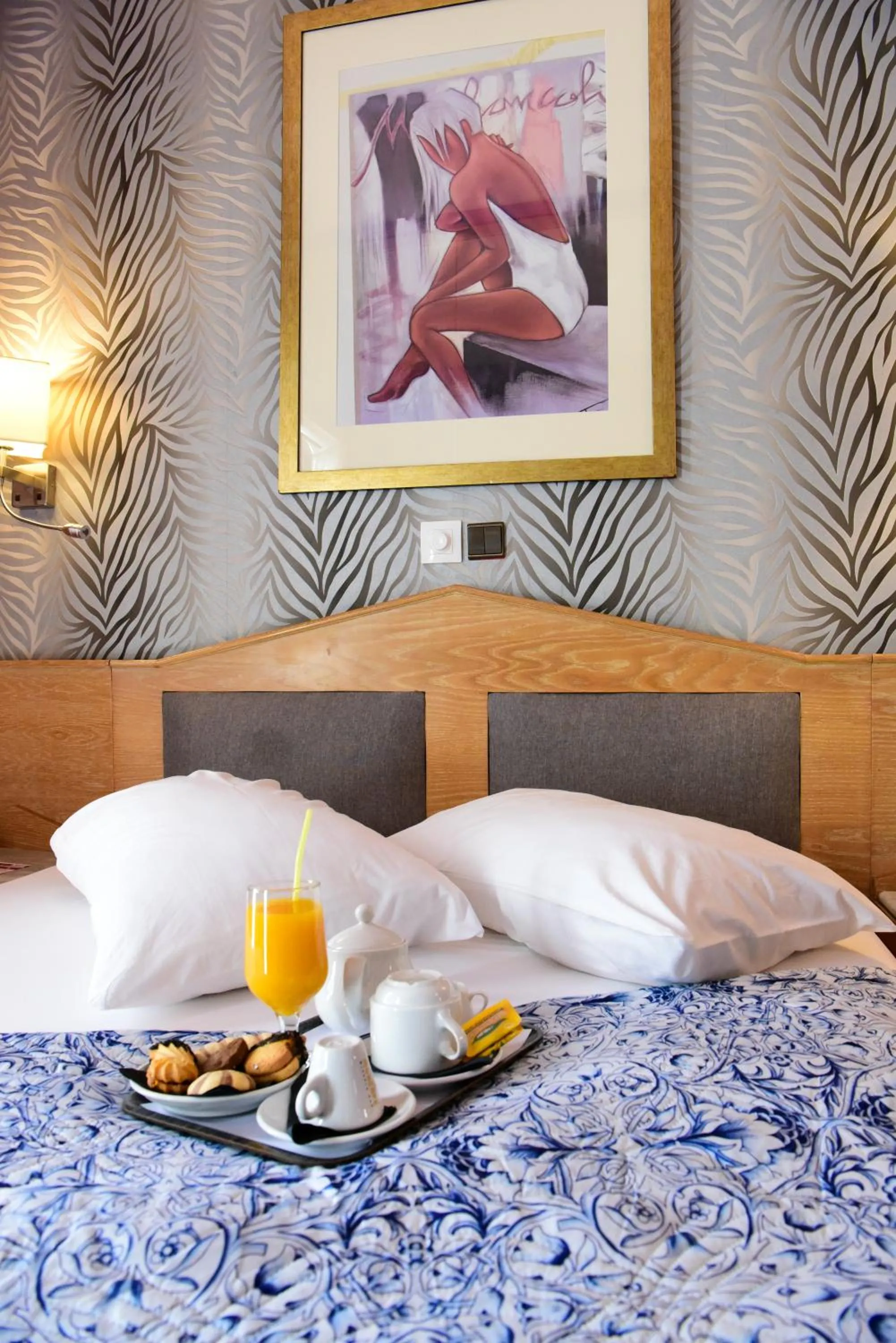 Coffee/tea facilities, Bed in Eva Hotel Piraeus