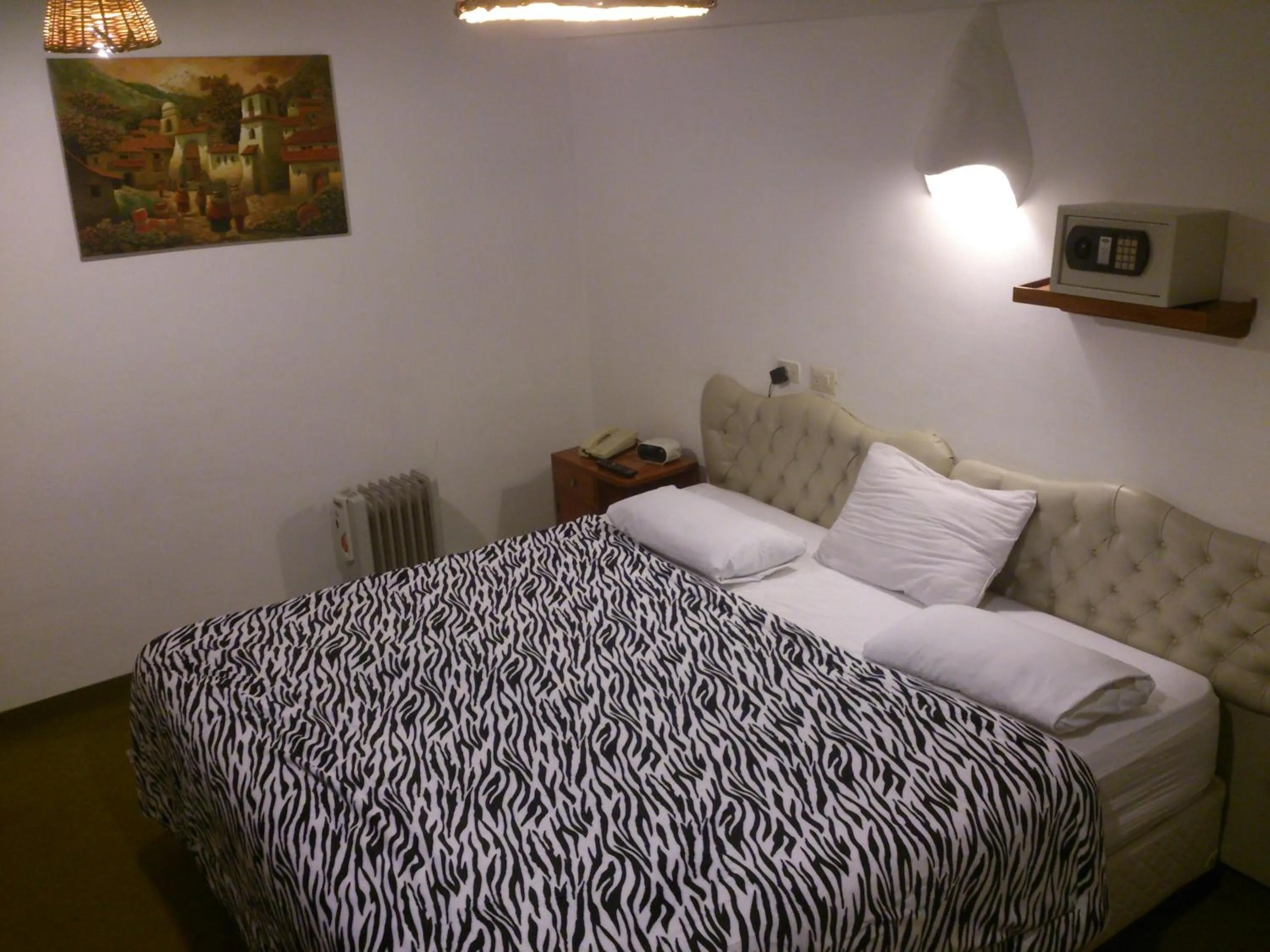 Photo of the whole room in Hotel Casablanca