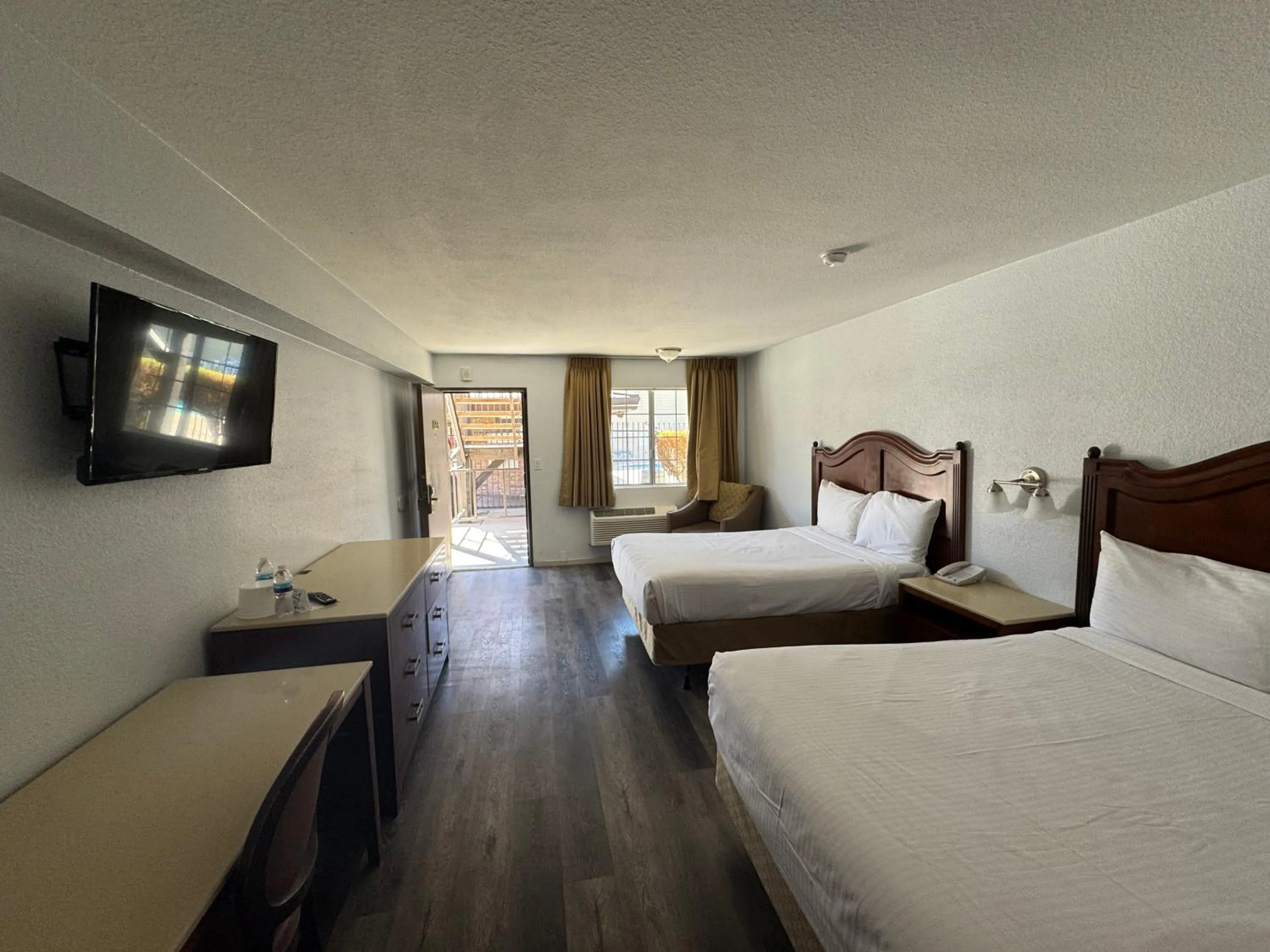 Photo of the whole room, Bed in The New Pioneer