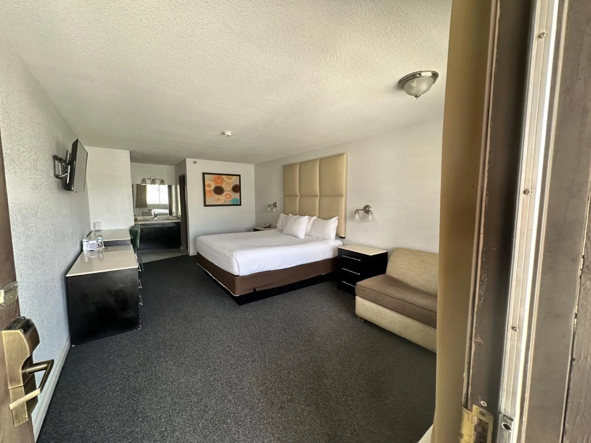 Photo of the whole room, Bed in The New Pioneer