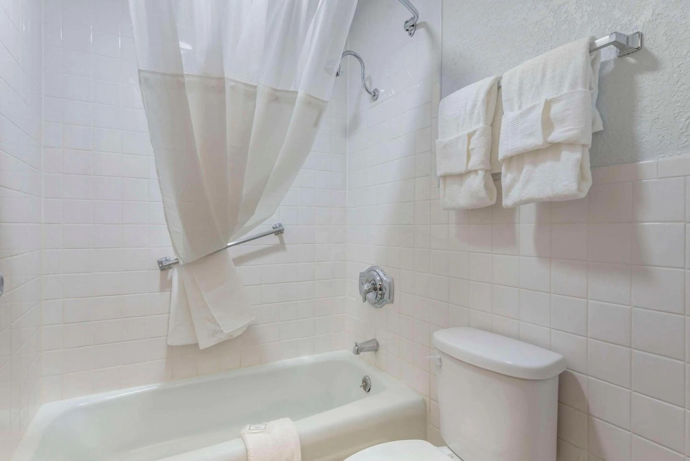 Bedroom in Suburban Studios Pueblo North