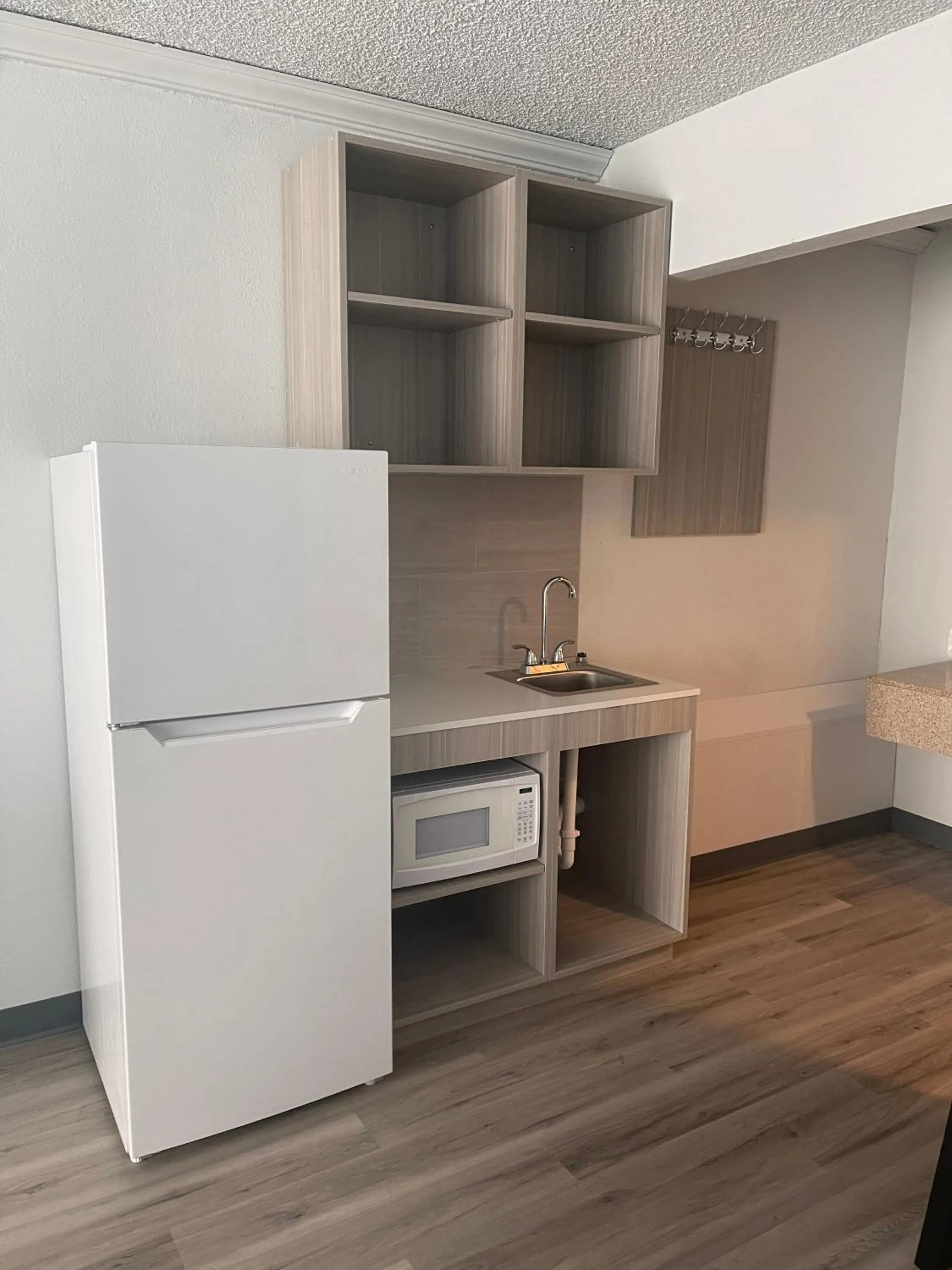 Kitchen or kitchenette in Suburban Studios Pueblo North