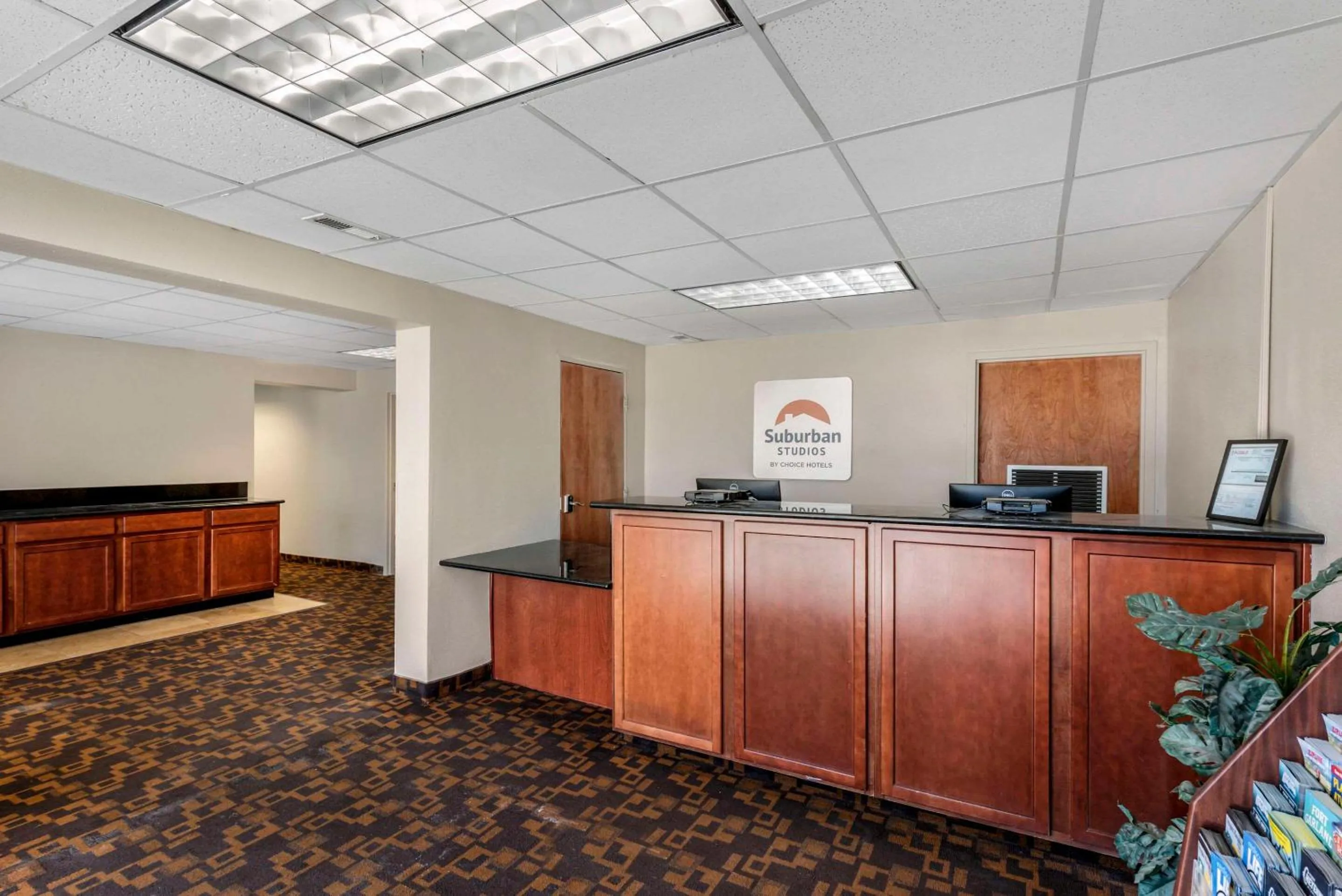 Lobby or reception in Suburban Studios Pueblo North