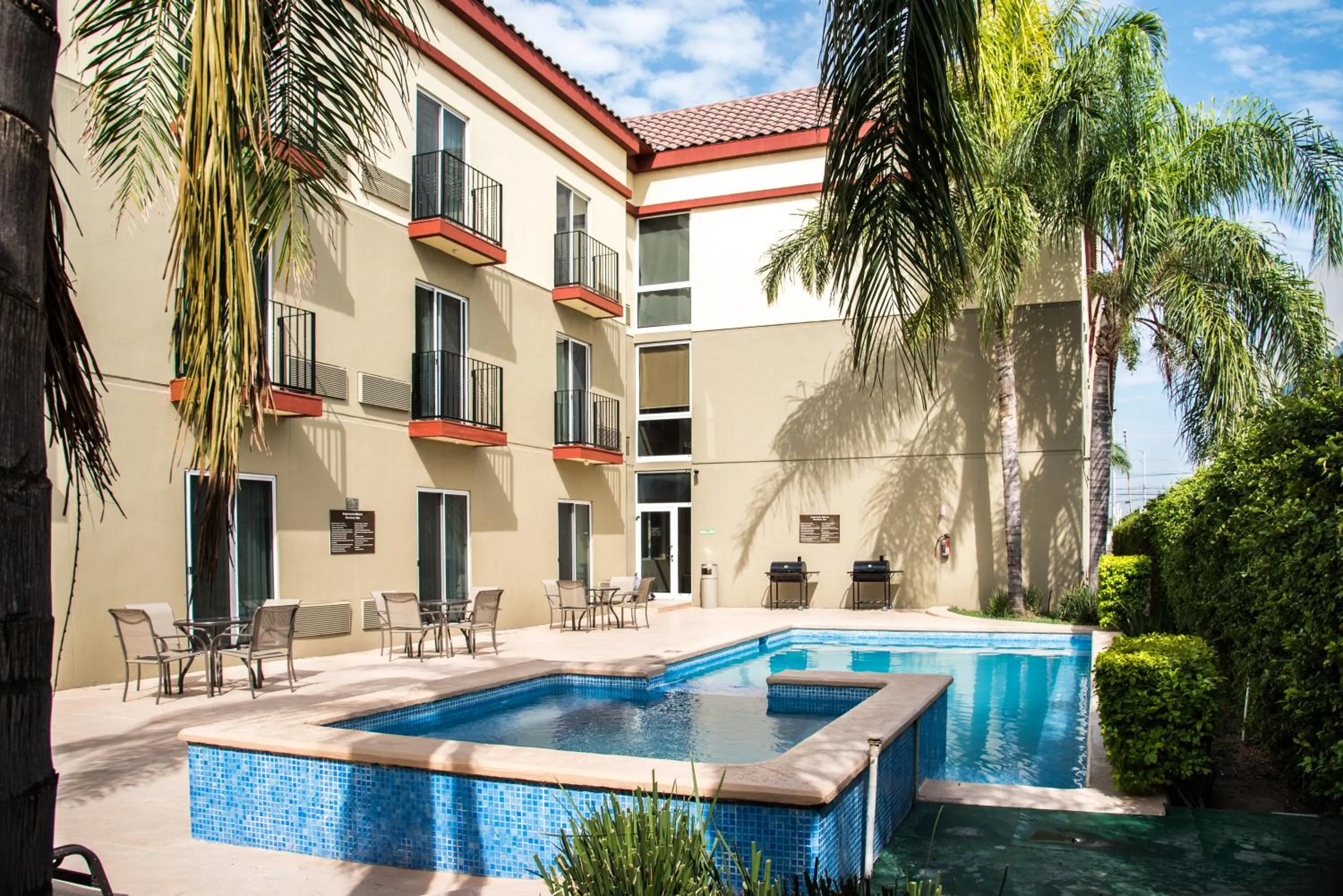 Swimming pool in Best Western PLUS Monterrey Airport