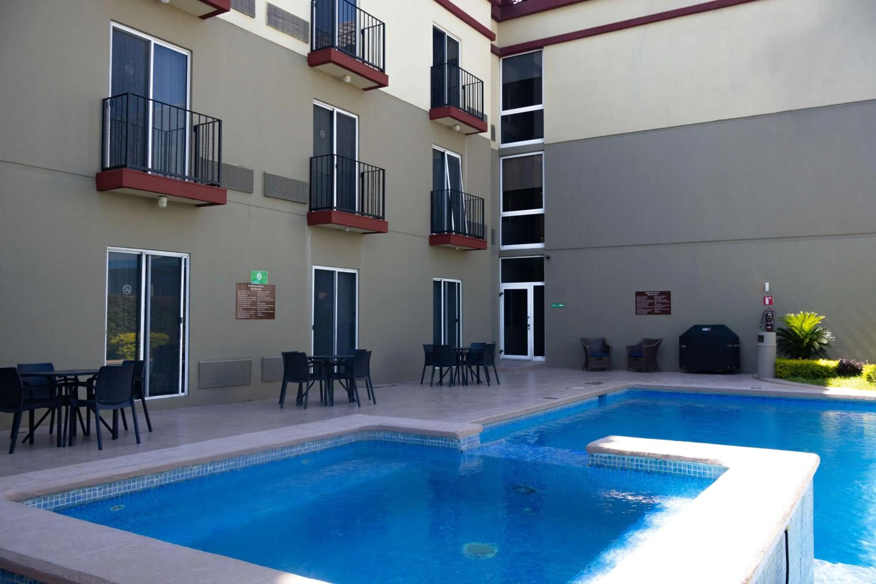 Pool view in Best Western PLUS Monterrey Airport