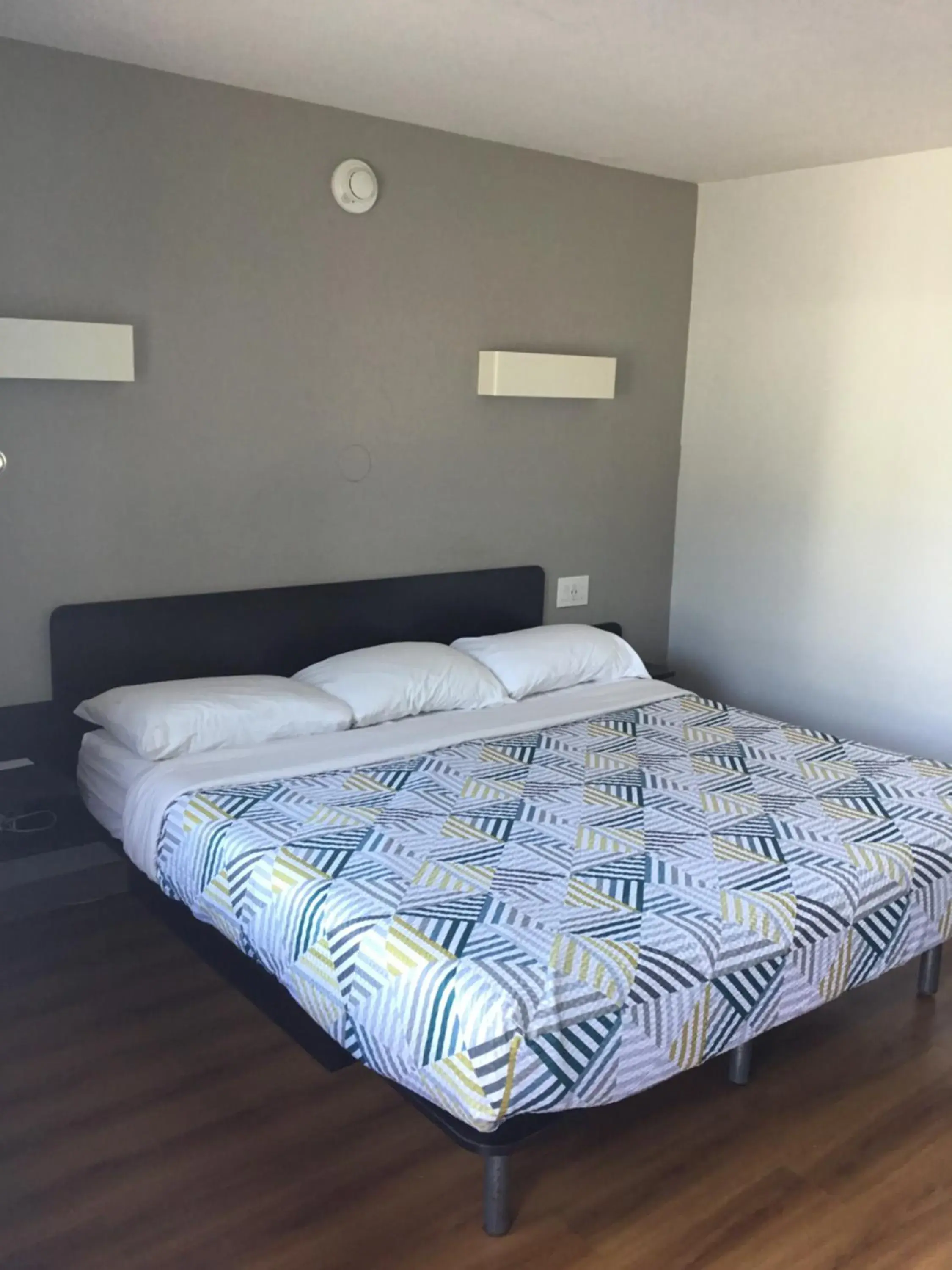 Deluxe King Room - Smoking in Motel 6-El Paso, TX - West Deluxe King Room - Smoking in Motel 6-El Paso, TX - West