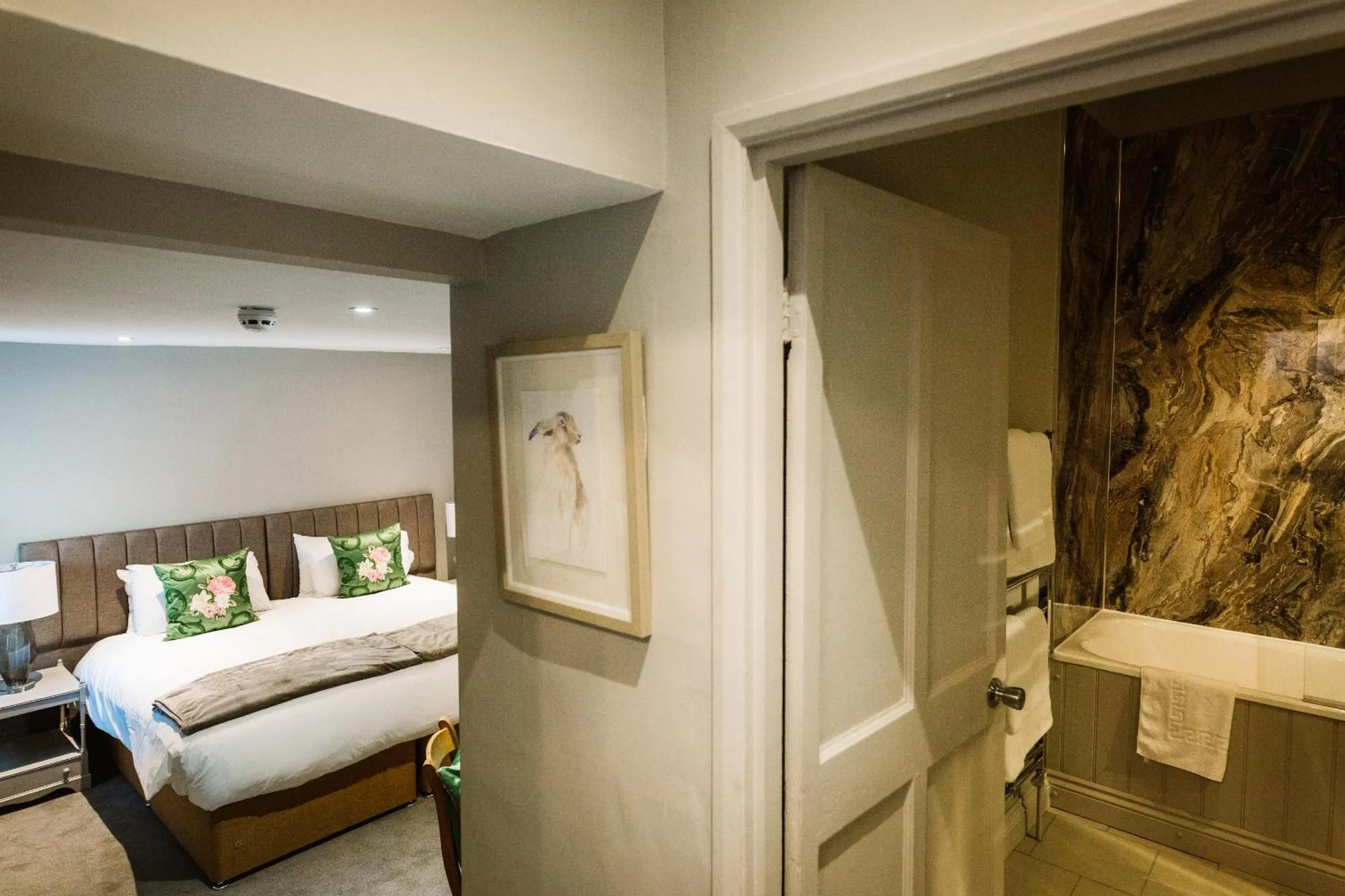 Bathroom, Bed in Bampton Townhouse