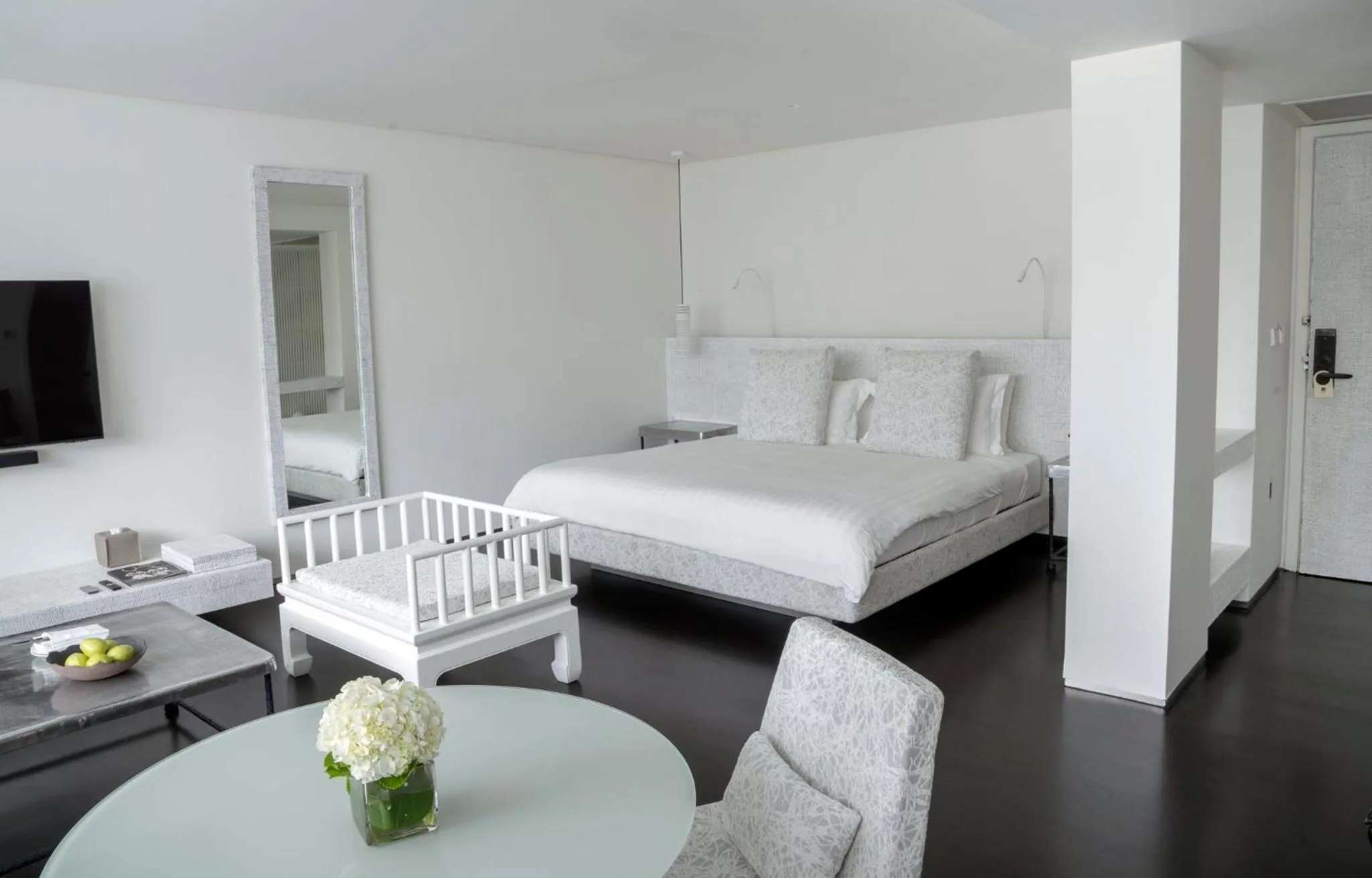 Photo of the whole room, Bed in COMO Metropolitan Bangkok