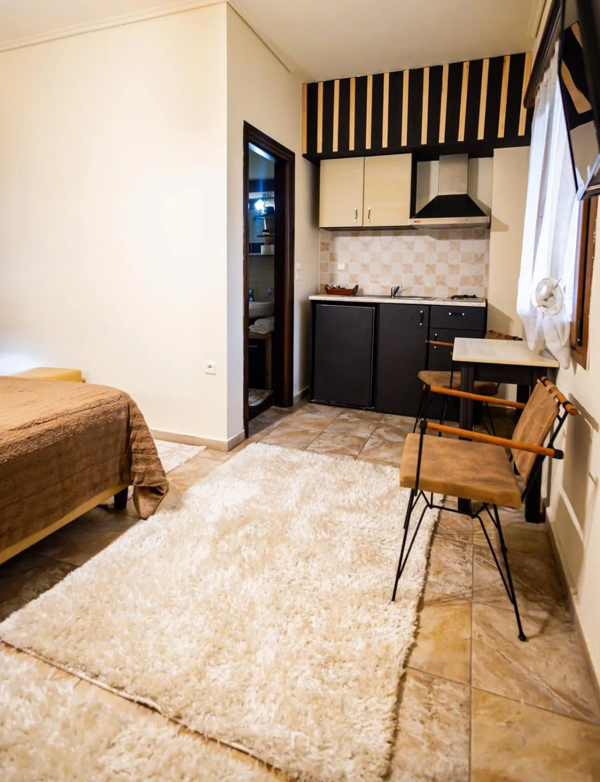 Kitchen or kitchenette, Bed in Enastron